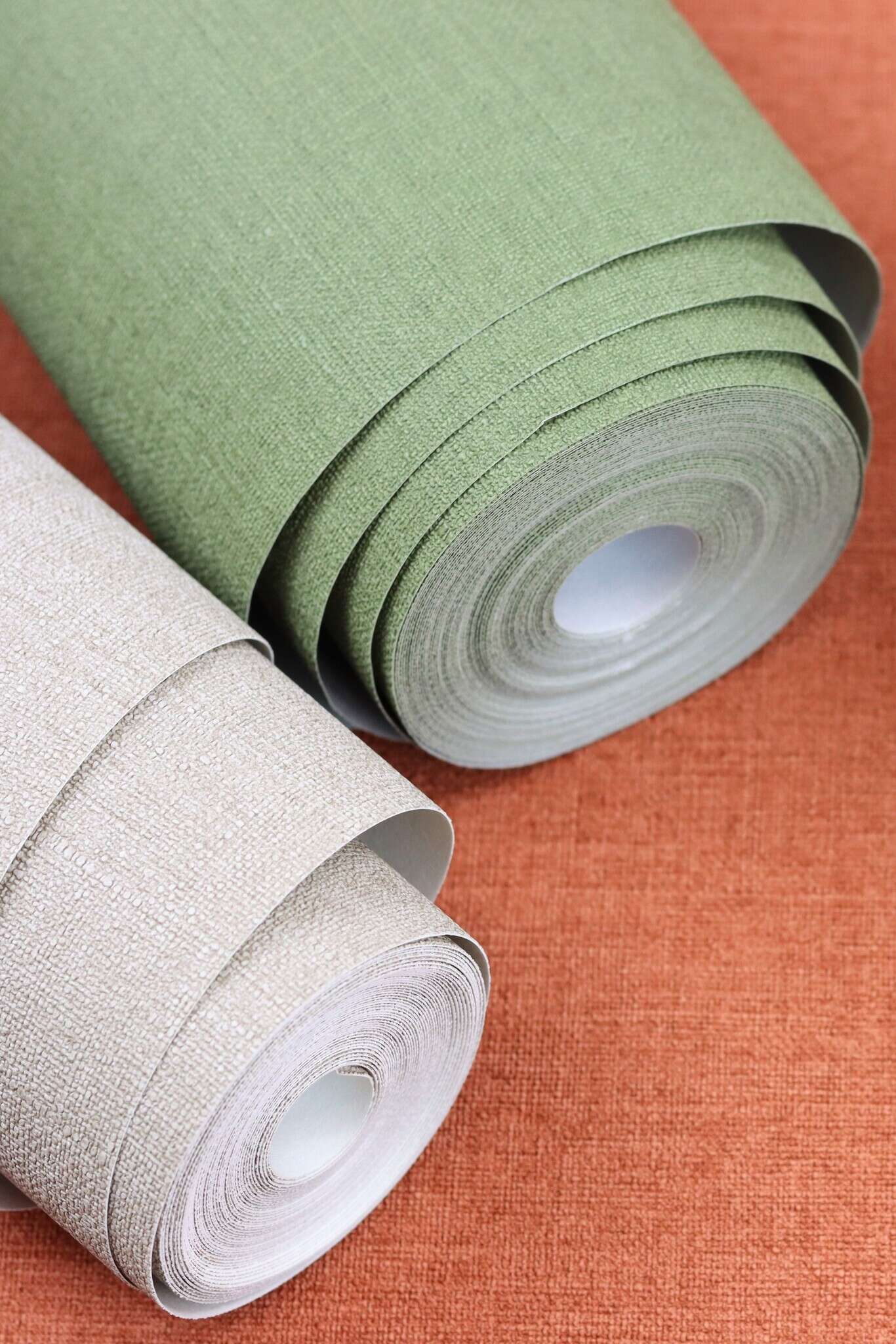 10-452068 Detailaufnahmen 1 Image détaillée de Papier peint intissé vert olive avec une surface mate et une texture textile – sobre et élégant.