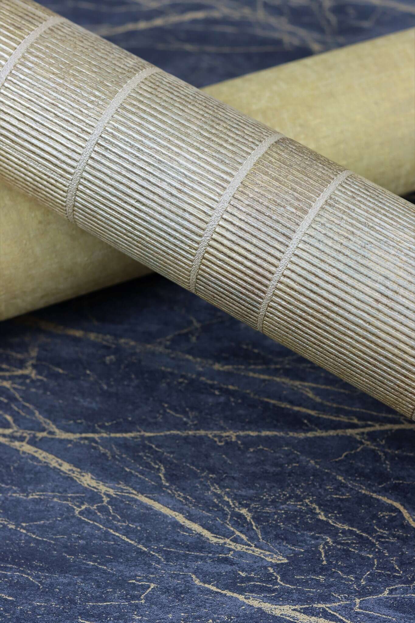 10-429312 Detailaufnahmen 11 Detailed image of Non-woven wallpaper with a textured surface in a mustard yellow colour.