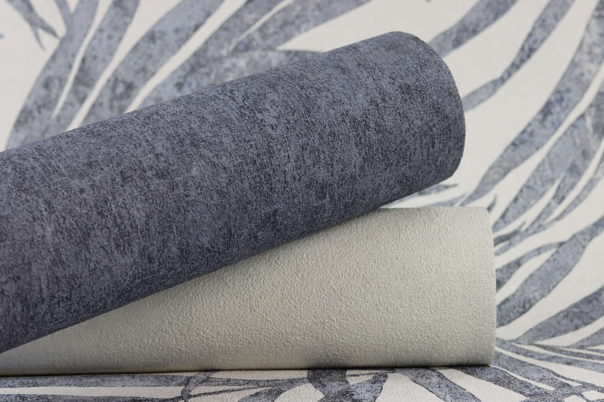 10-617429 Detailaufnahmen 9 Palm leaves non-woven wallpaper in blue-demin Indigo Selection 617429