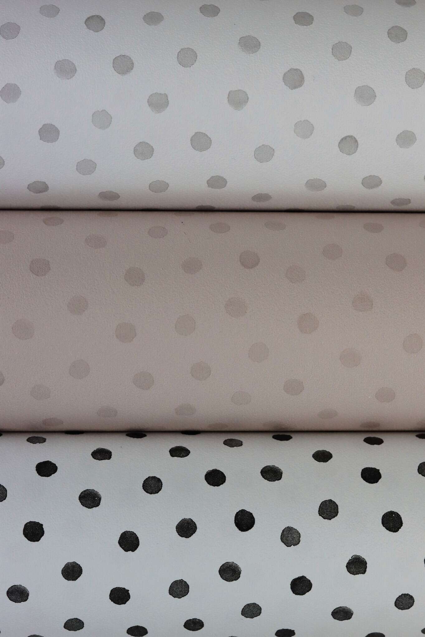 10-253030 Detailaufnahmen 2 Detailed image of Subtle dot wallpaper with a regular pattern of small grey dots on a light background