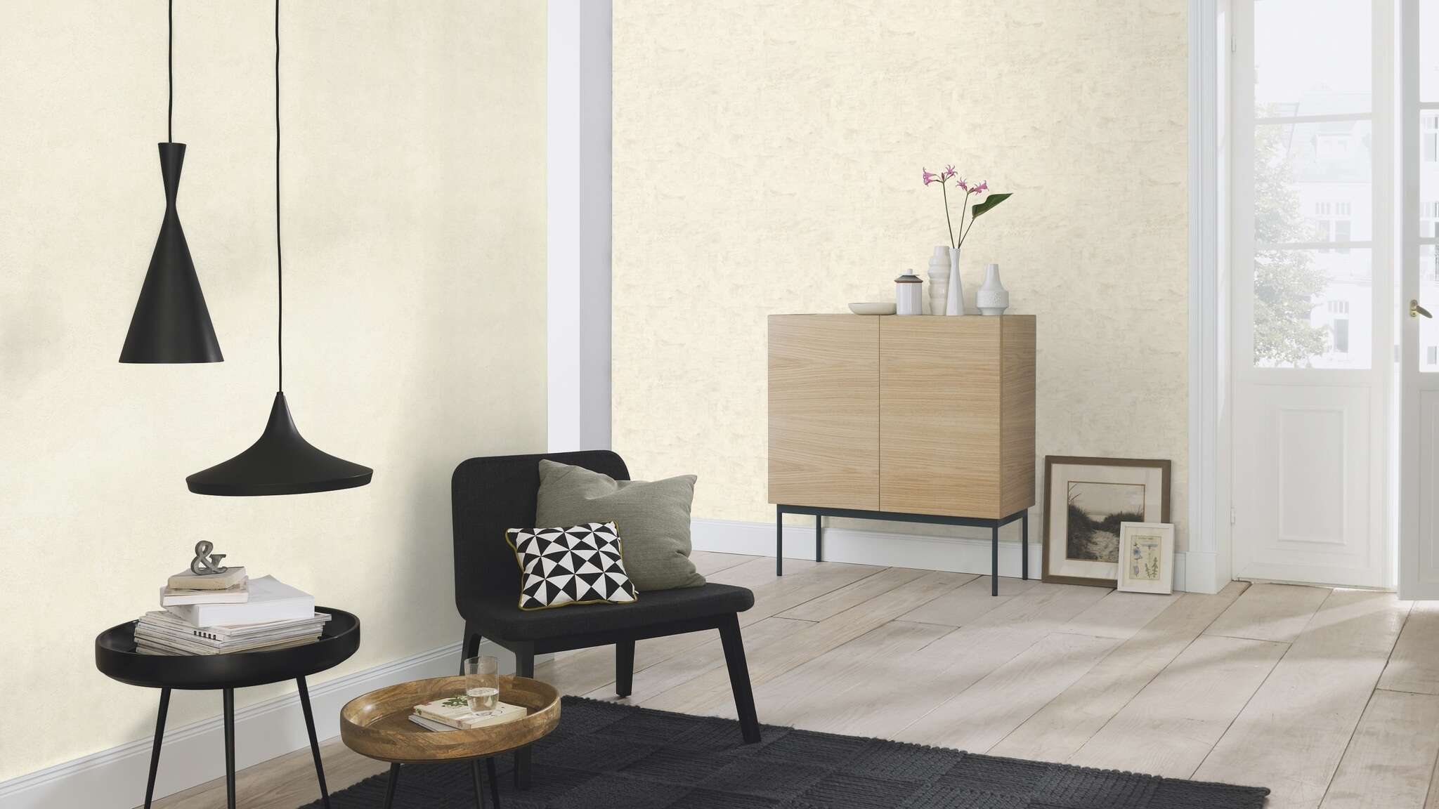 10-315103 Raumsituationen 2 Room with Wallpaper in ivory with a matt surface in an oxidised metal texture – elegant and subtly industrial.