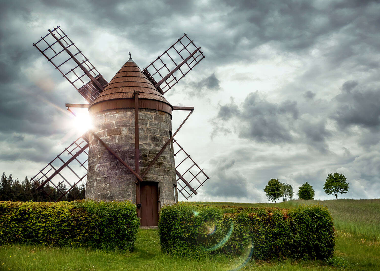 363463 - Fototapete - Kleine Backstein-Windmühle vor grauen Wolken magicwalls photo wallpaper with windmill 363463