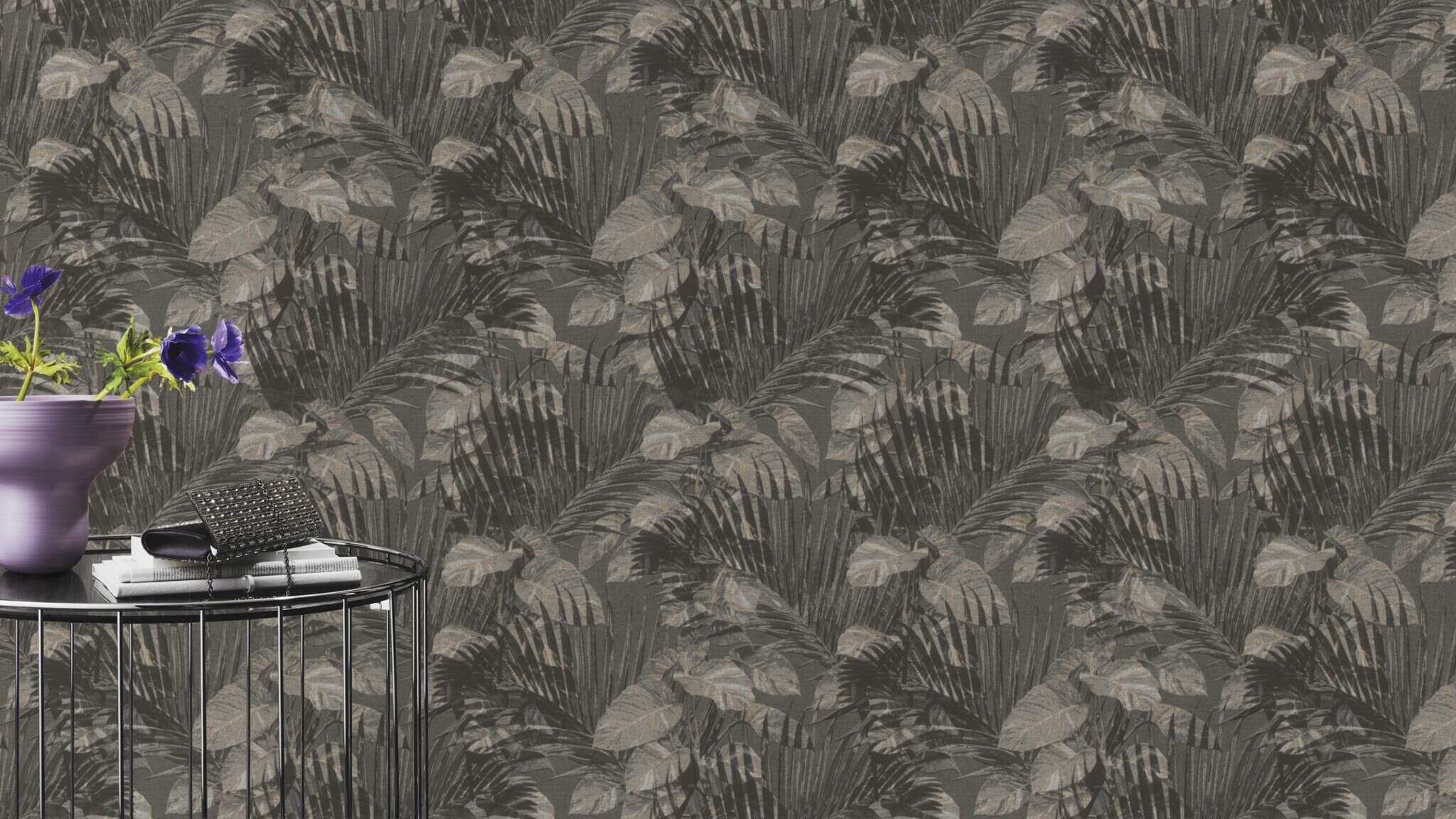10-600155 Raumsituationen 3 Room with Tropical wallpaper with palm leaves and monstera