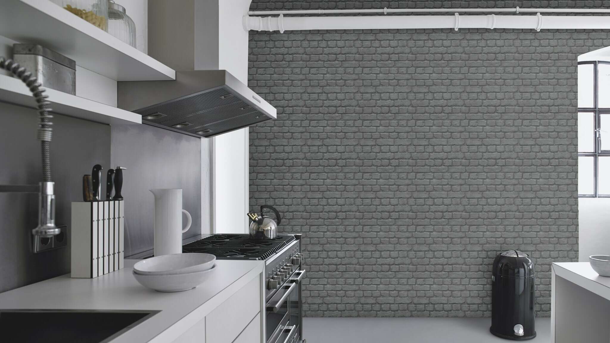 10-226744 Raumsituationen 3 Room with Wallpaper with a dark, anthracite-coloured brick pattern for striking wall accents