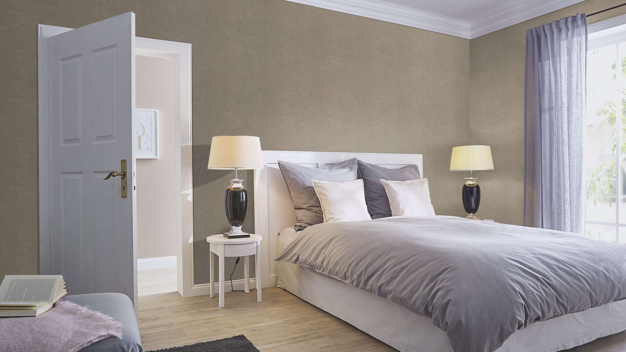 10-315158 Raumsituationen 3 Room with Warm taupe in a metallic-oxidised look for cosy, elegant wall accents.