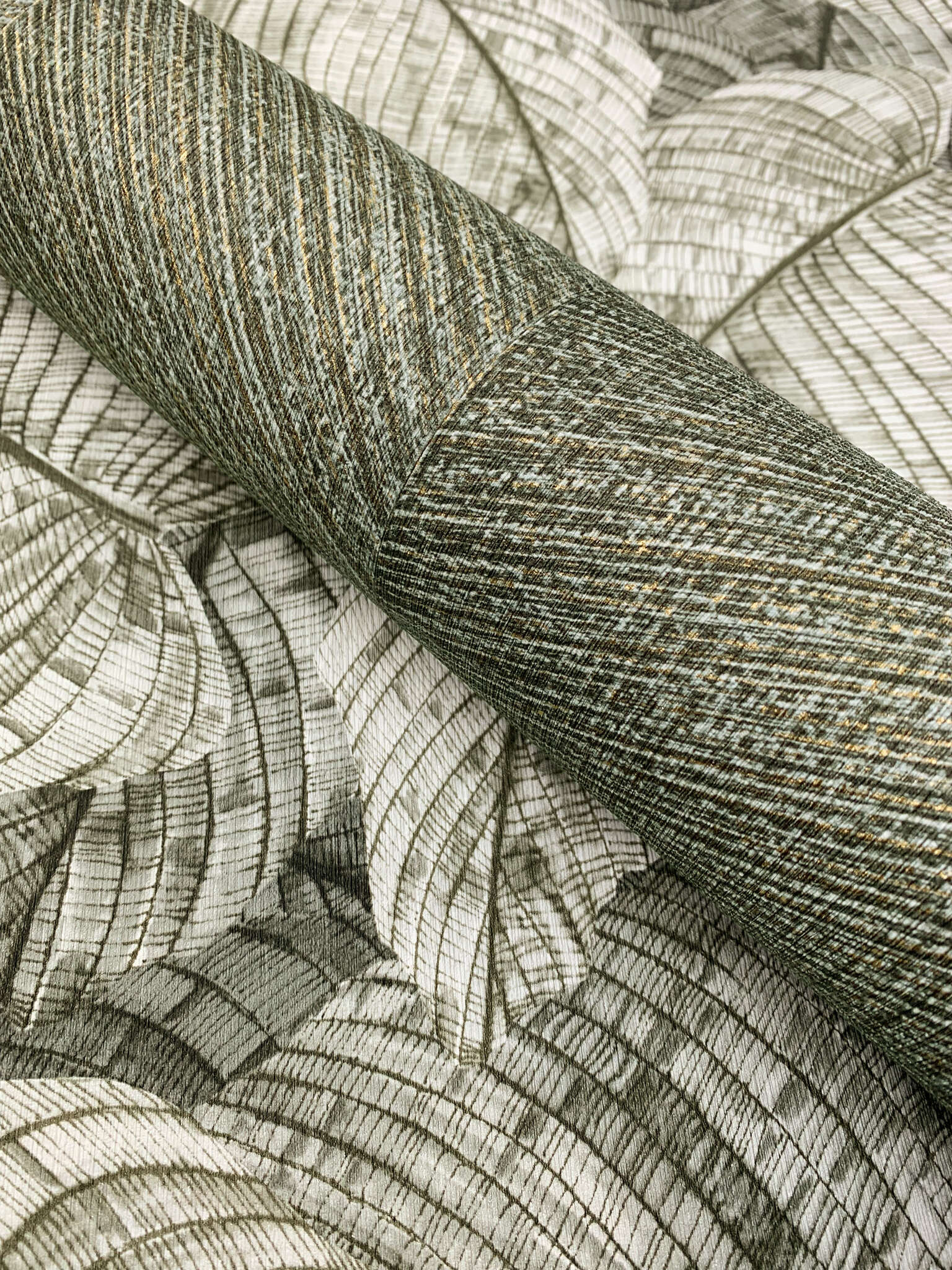 10-720549 Detailaufnahmen 3 Detailed image of Large, overlapping green leaves in a drawn look