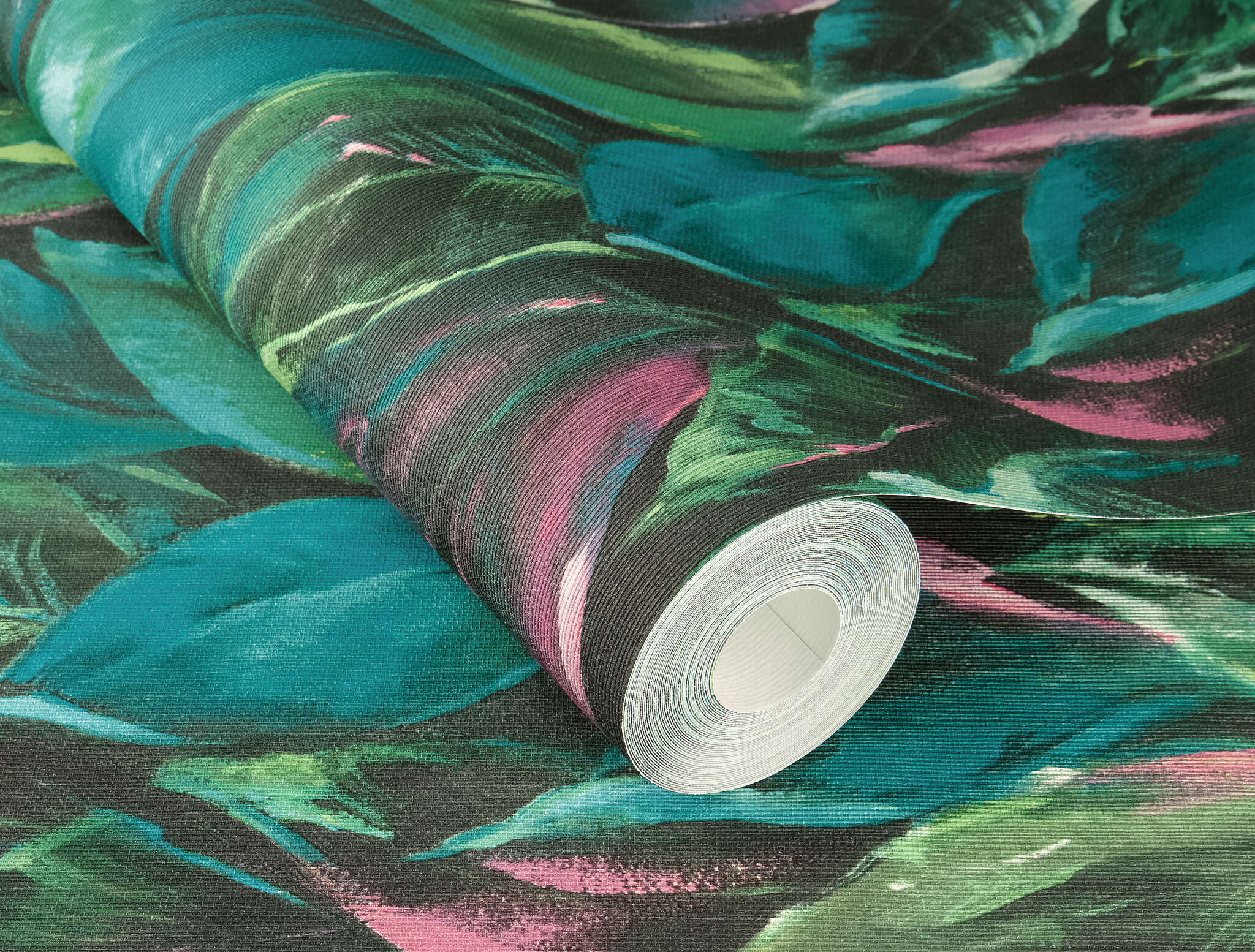 10-537352 Detailaufnahmen 1 Detailed image of Large leaves in green, pink and turquoise are evenly distributed across the wall