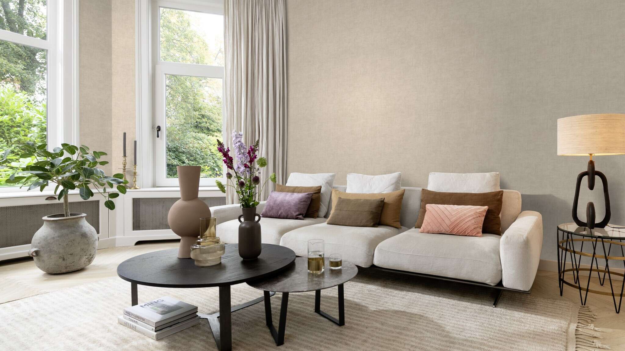 10-229820 Raumsituationen 1 Room with Wallpaper with a fine, textile-like texture in a light beige tone for subtle elegance