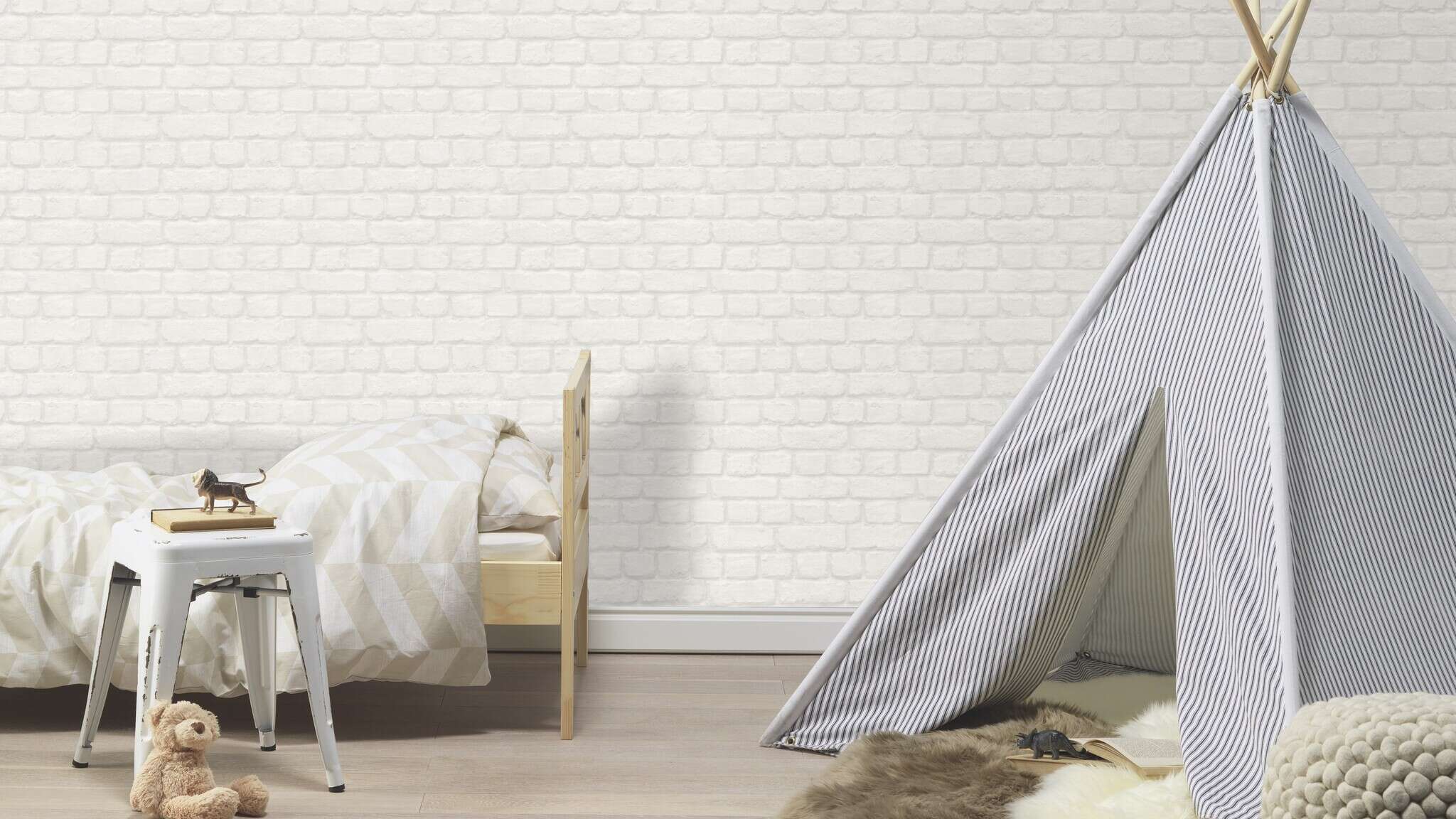 10-201710 Raumsituationen 1 Room with Wallpaper with a three-dimensional brick pattern in white for a bright loft look