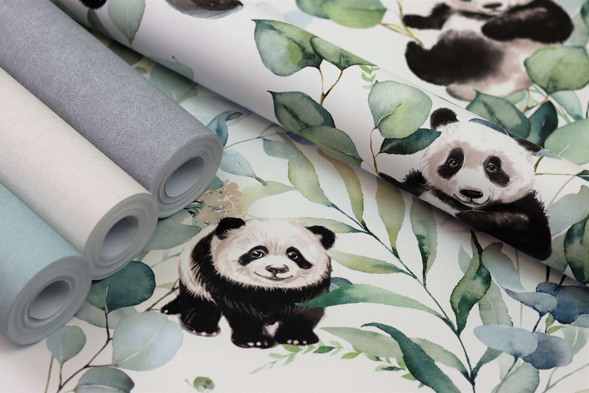 10-301144 Detailaufnahmen 2 Detailbild von Verspielte Kindertapete mit niedlichen Pandabären inmitten von grünen Eukalyptuszweigen auf hellem Fond