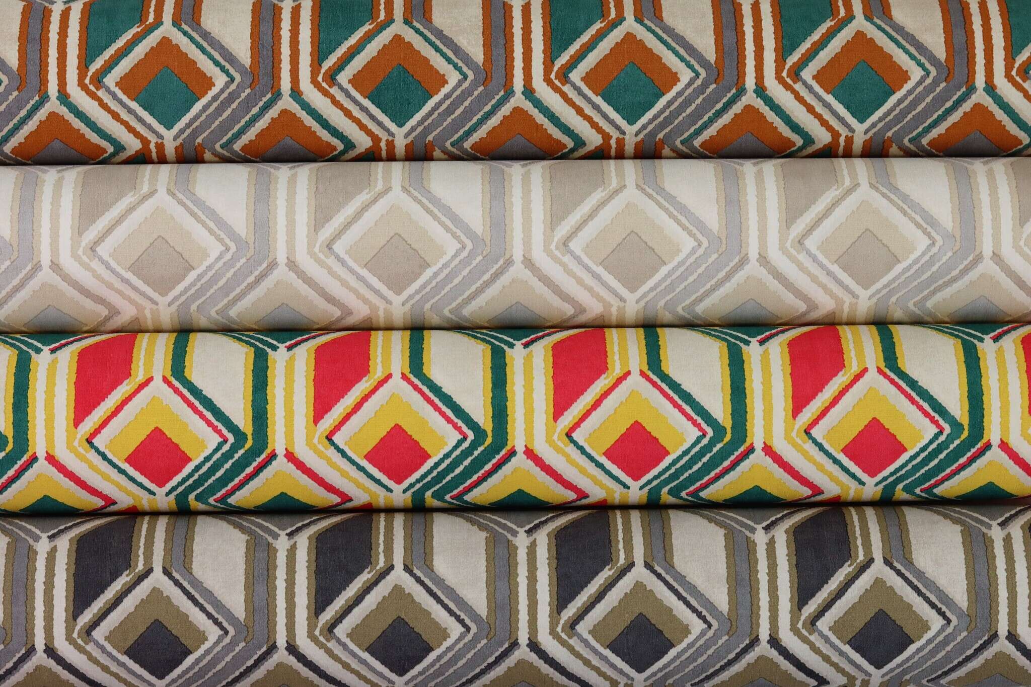 10-746532 Detailaufnahmen 6 Detailed image of Graphic wallpaper with squares, diamonds and lines in an ethnic design