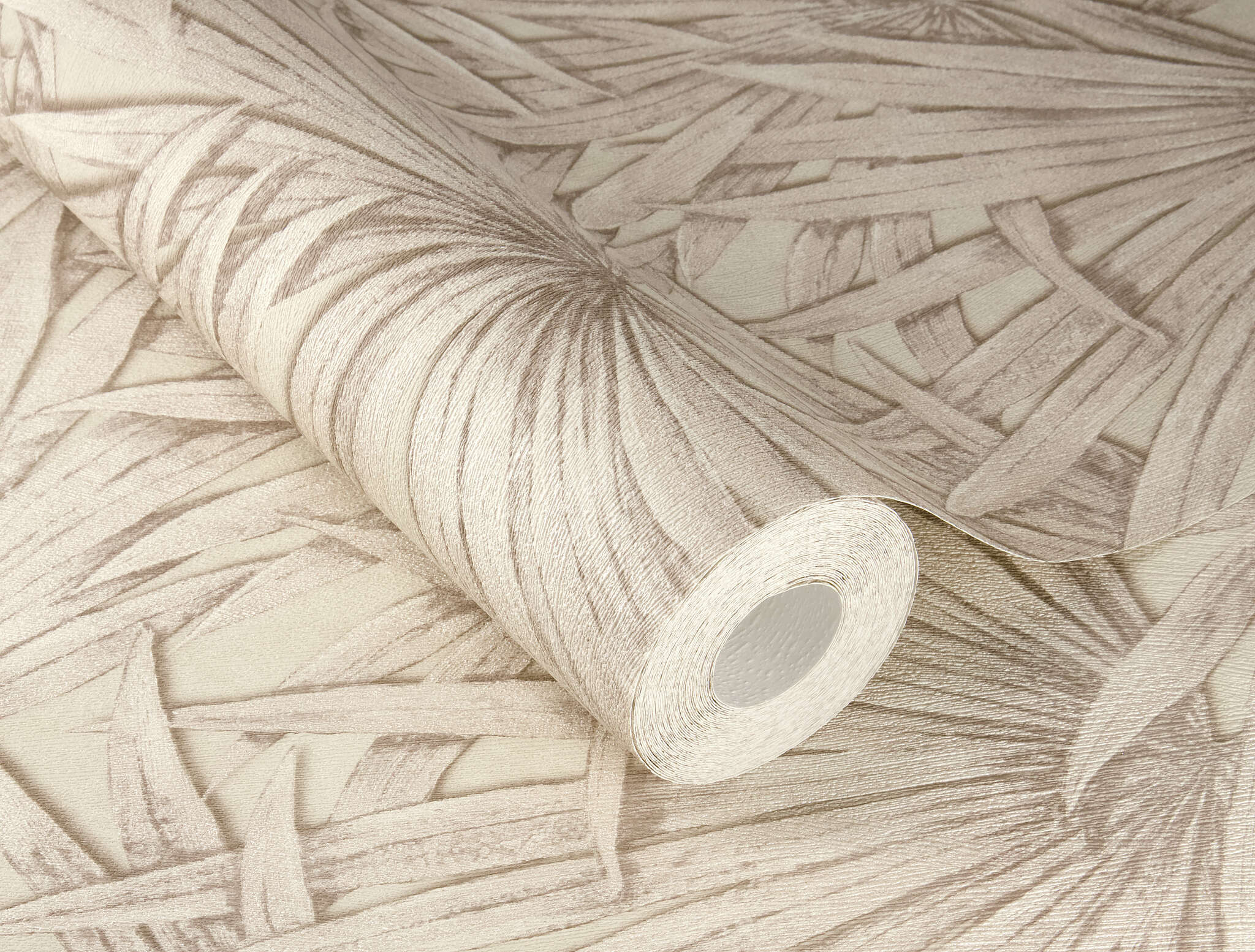 10-542554 Detailaufnahmen 1 Detailed image of Champagne-coloured palm fronds on a light, shimmering plaster-look background in beige