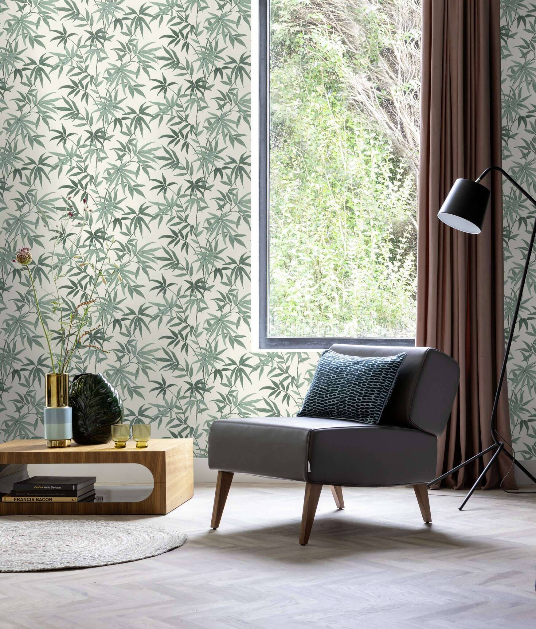 10-691511 Raumsituationen 6 Raum mit Tapete mit einzelnen Bambuspflanzen und textiler Optik