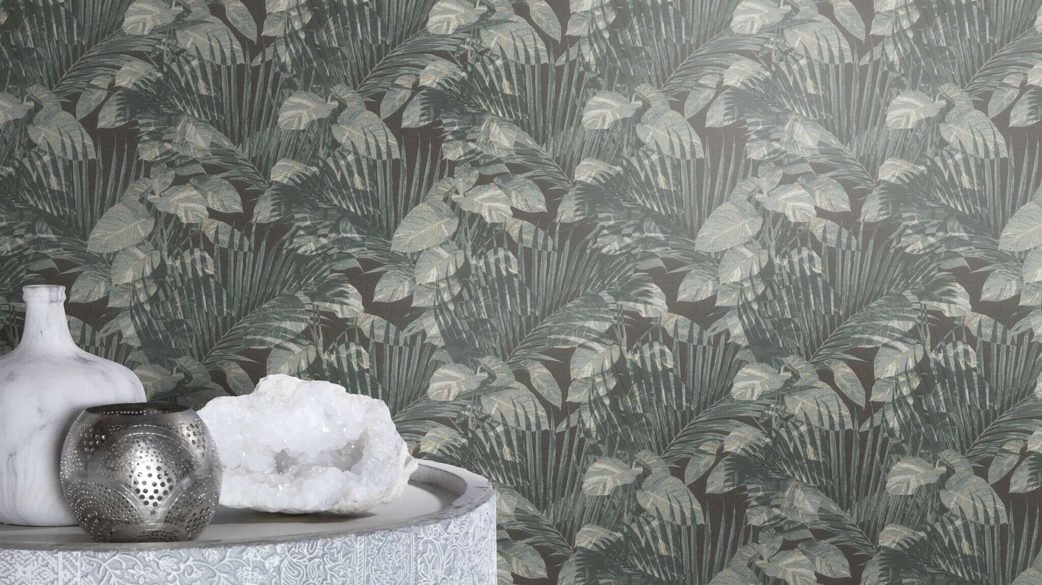10-600179 Raumsituationen 1 Room with Tropical wallpaper with palm leaves and monstera