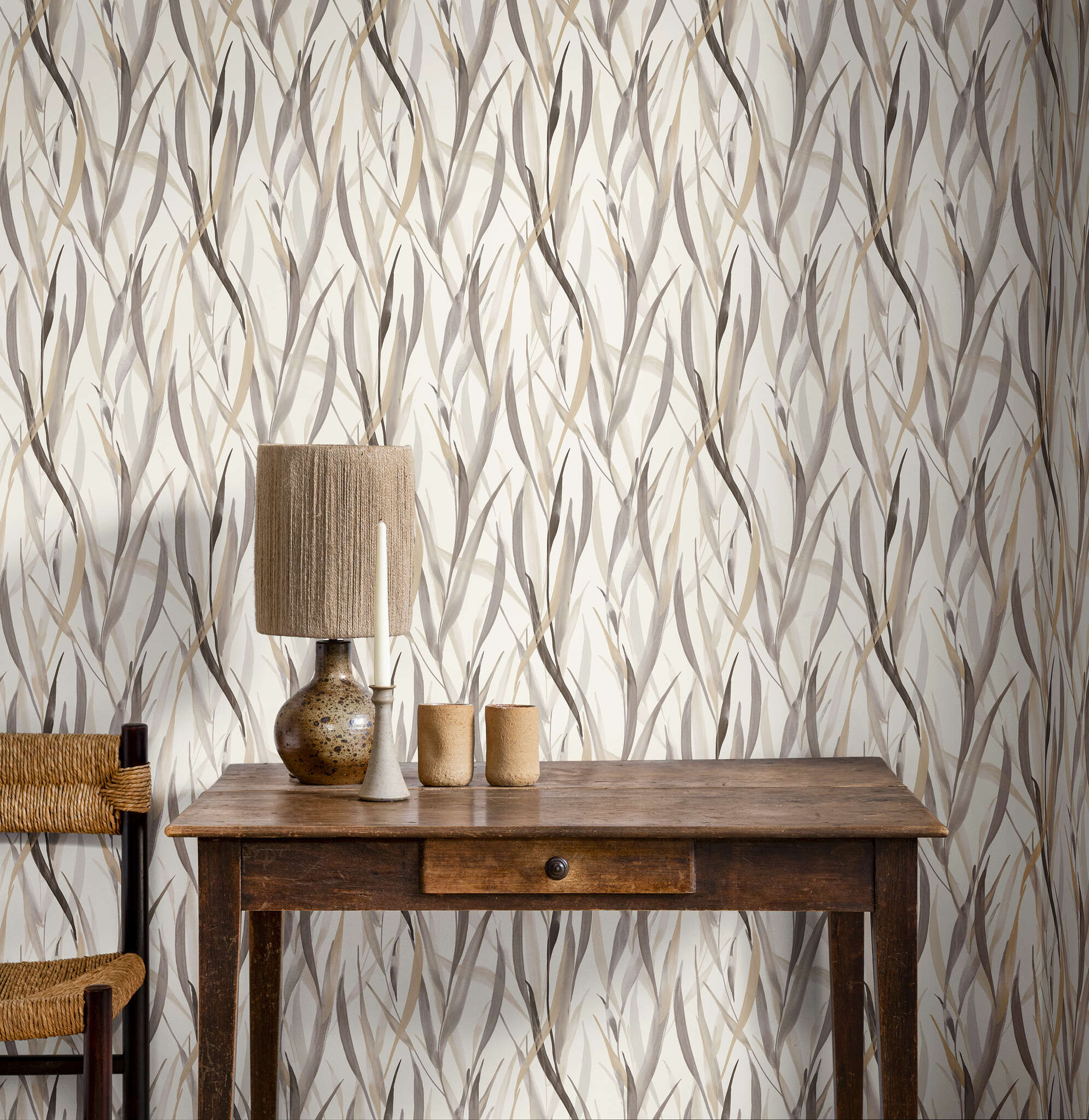 10-330205 Raumbilder 1 Room with Wallpaper with a flowing grass pattern in beige, brown and greige tones on a light background – natural and stylish.