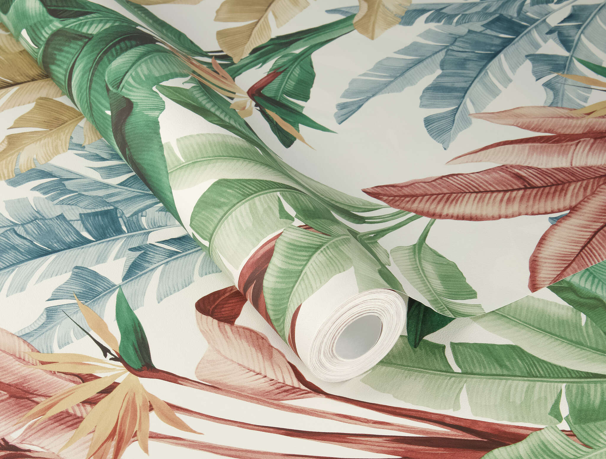 10-793512 Detailaufnahmen 1 Detailed image of Tropical wallpaper with sketched plants and palm trees in a watercolour look