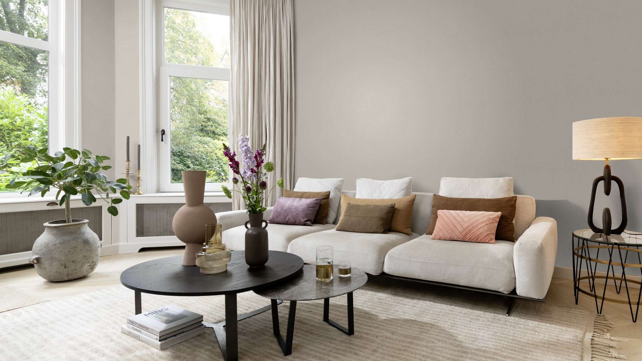 10-452013 Raumsituationen 6 Room with Subtle light beige wallpaper with a textile look and textile surface.
