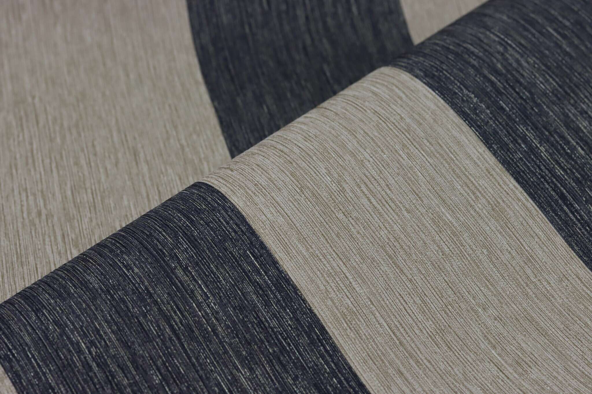 10-844030 Detailaufnahmen 14 Detailed image of Wallpaper with block stripes and grooved texture