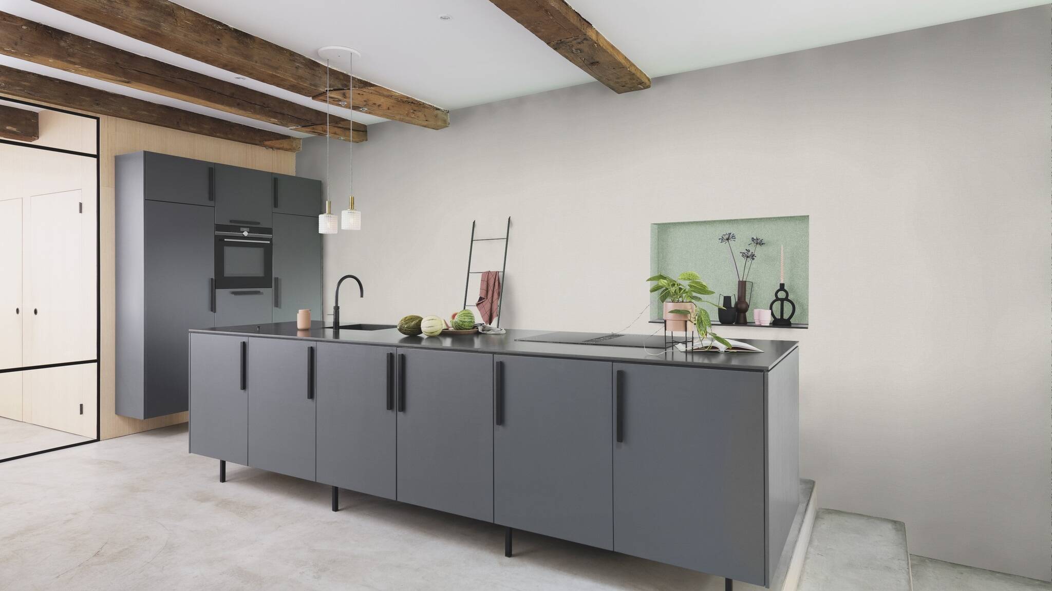 10-448610 Raumsituationen 4 Room with Subtle light grey wallpaper with a slightly textured surface – modern, unobtrusive and versatile.