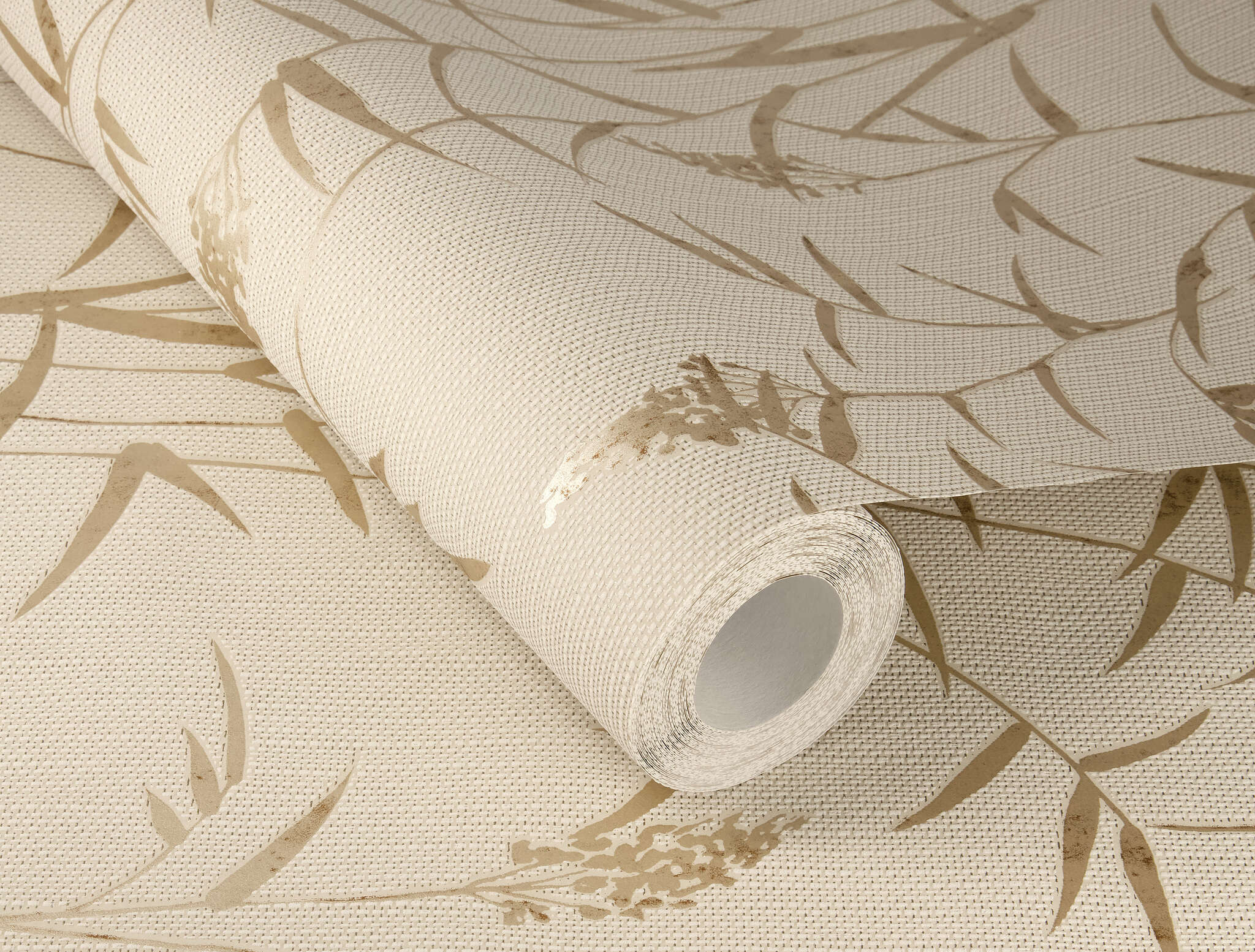 10-312928 Detailaufnahmen 1 Detailbild von Beige Tapete mit dezent braunem Gräserdruck in natürlicher, ruhiger Optik.