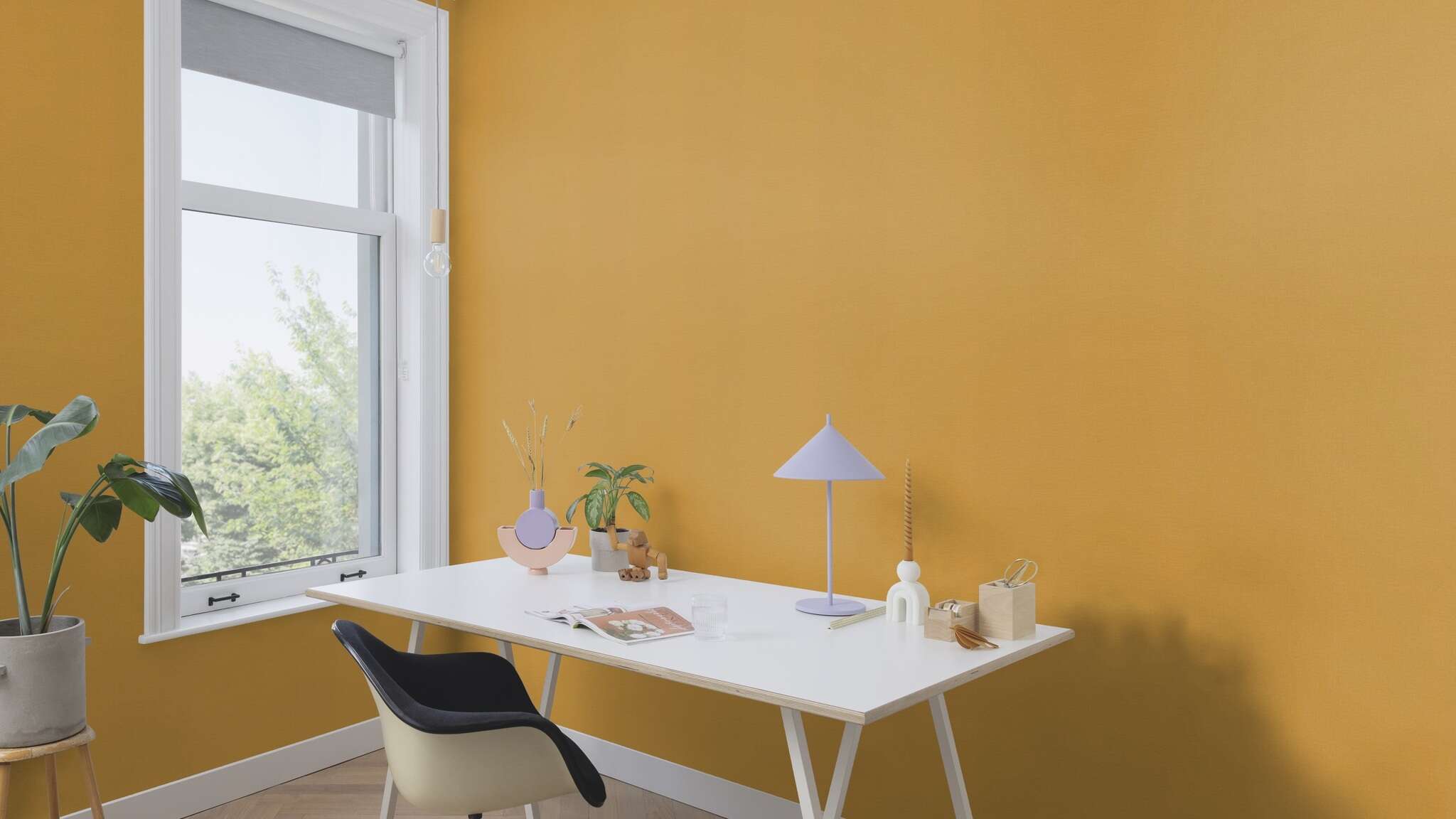 10-452075 Raumsituationen 13 Room with Striking non-woven wallpaper in rich mustard yellow with a light texture – brings warmth and colour to the room.