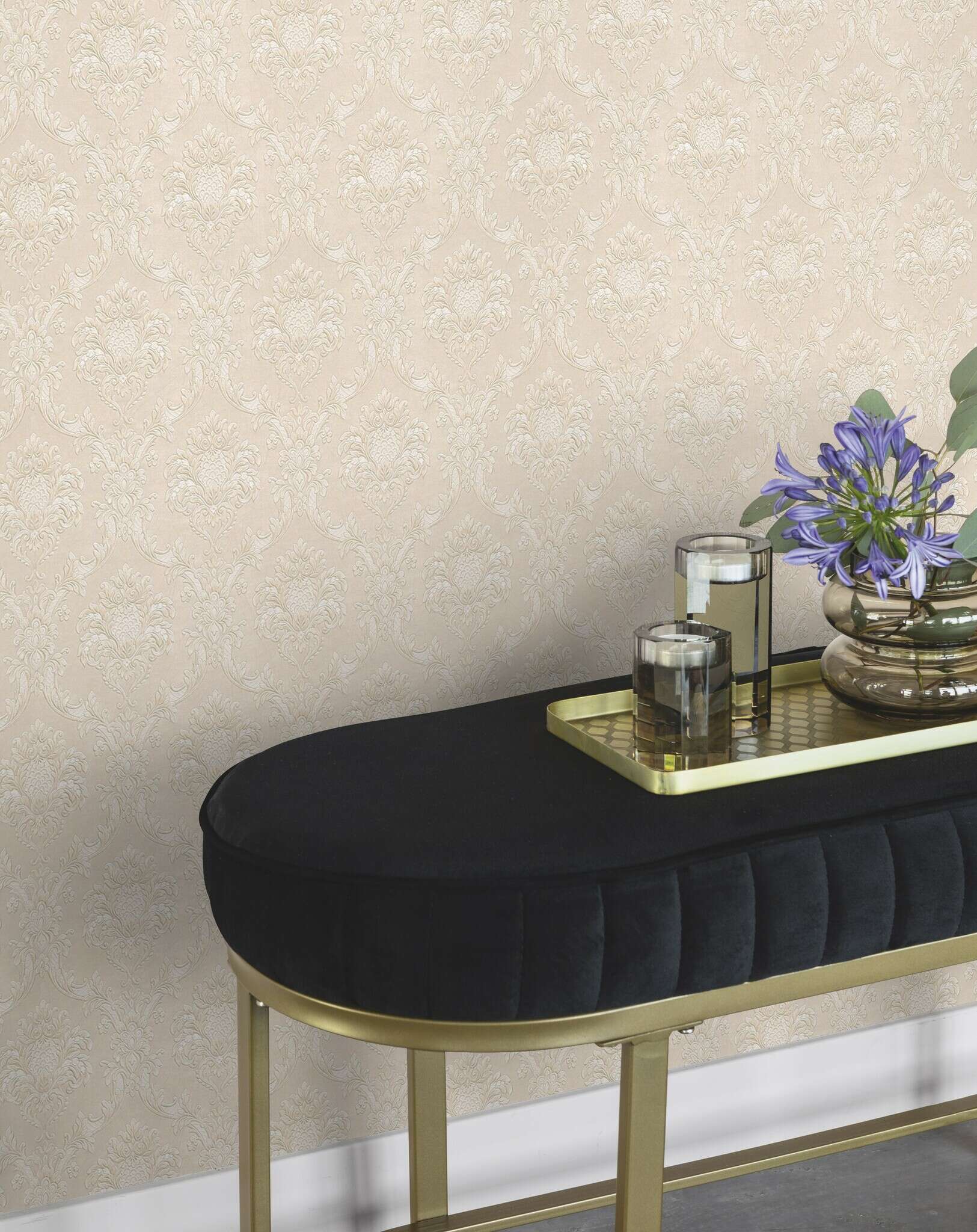 10-147919 Raumsituationen 1 Room with Ornaments on shiny dupion silk in beige & cream