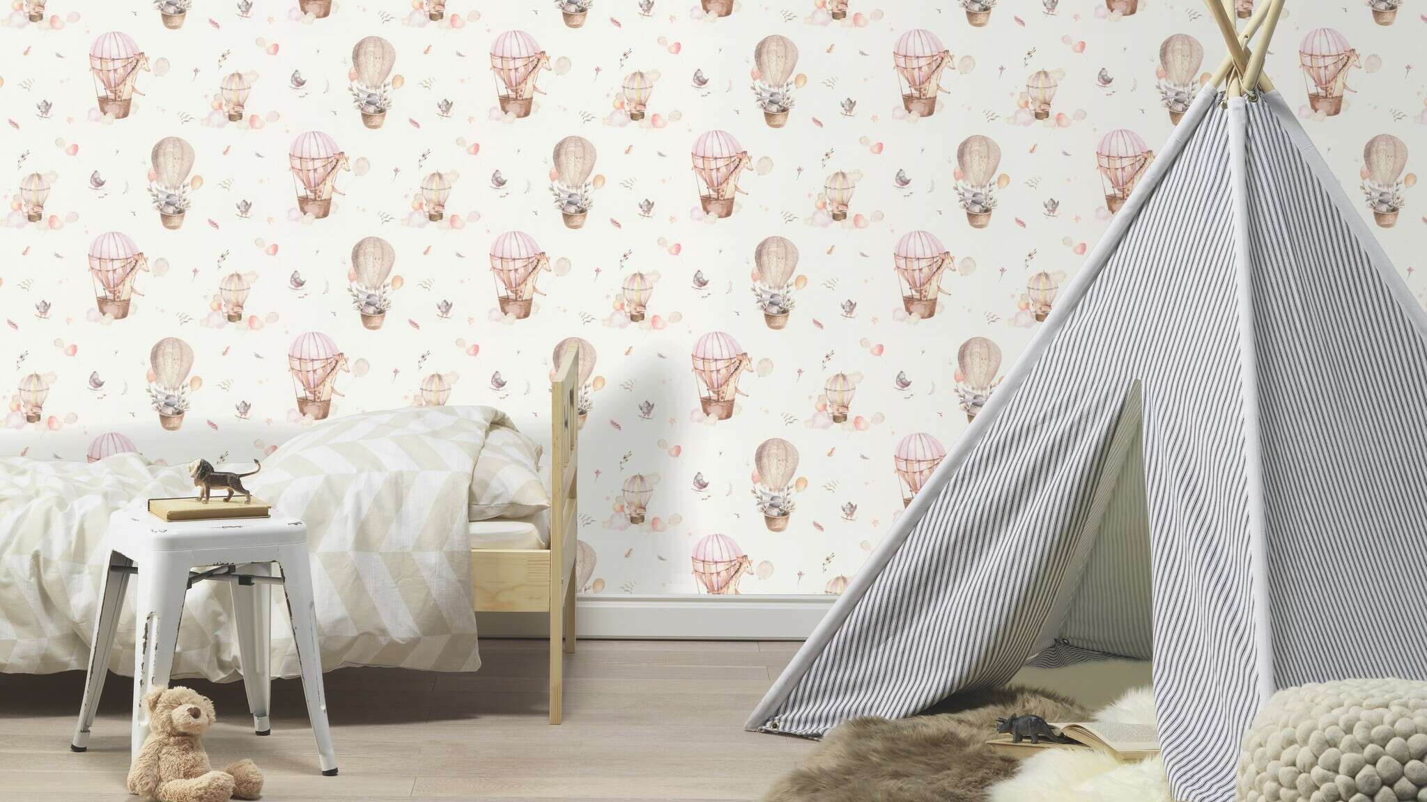 10-300529 Raumsituationen 2 Une chambre avec Papier peint enchanteur pour enfants avec des montgolfières et des motifs animaliers dans des tons roses