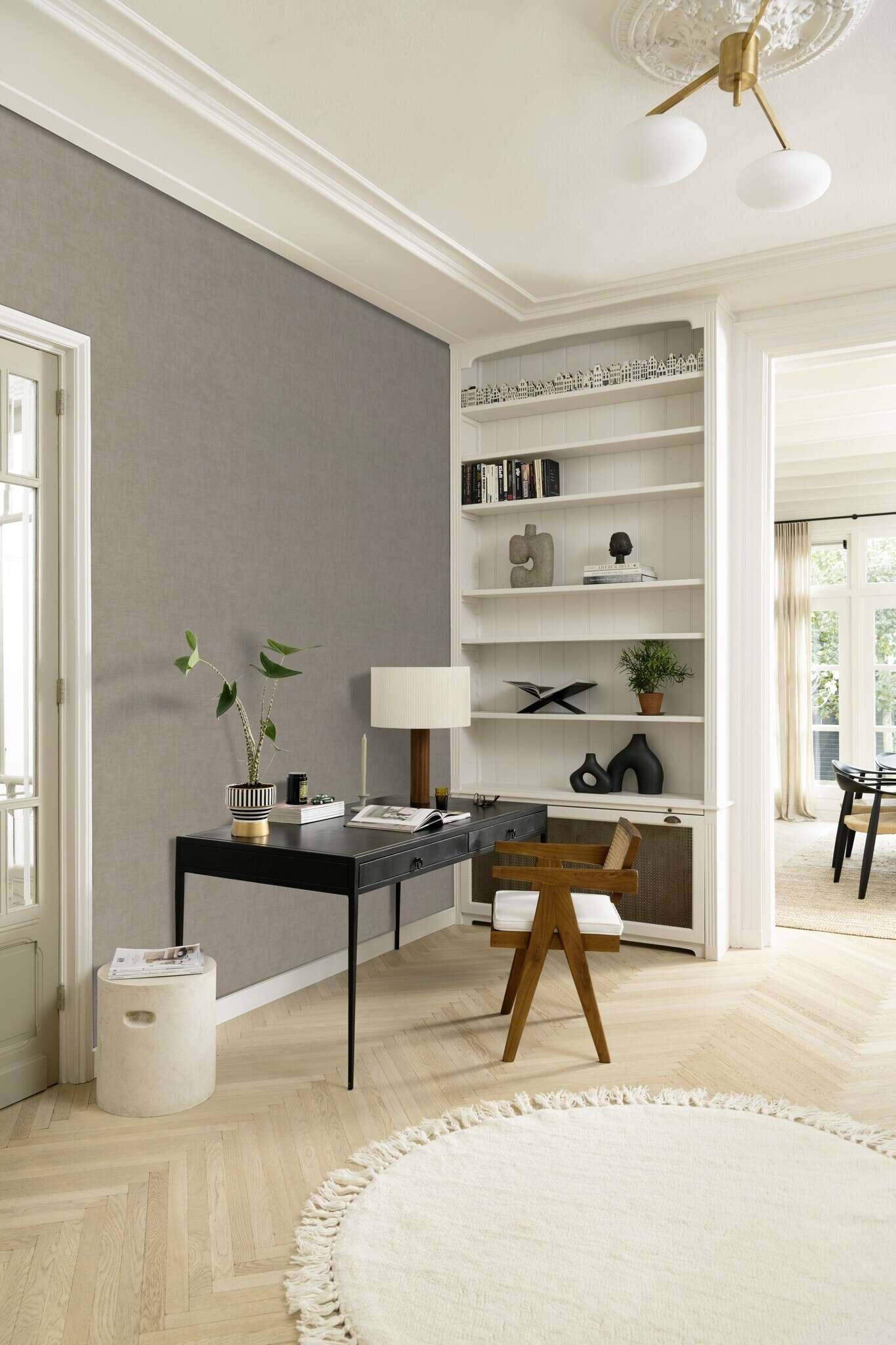 10-229837 Raumsituationen 2 Room with Grey wallpaper with a fabric-like surface texture for a warm room effect