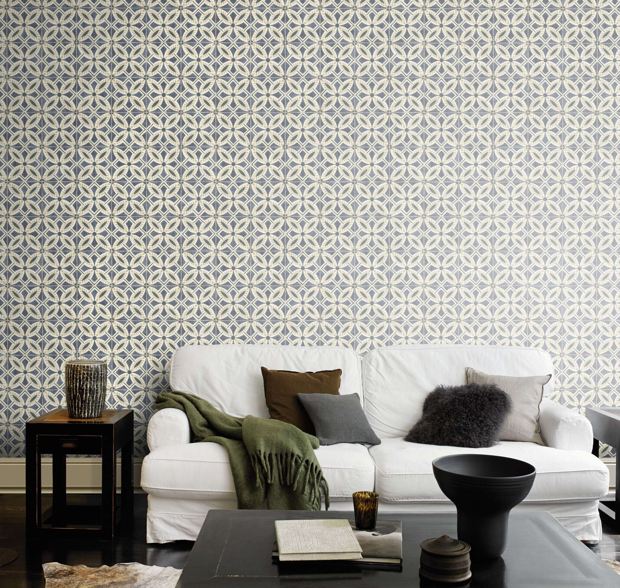 10-410235 Raumsituationen 2 Room with Non-woven wallpaper with a classic tile pattern in blue and natural tones – Mediterranean retro charm.