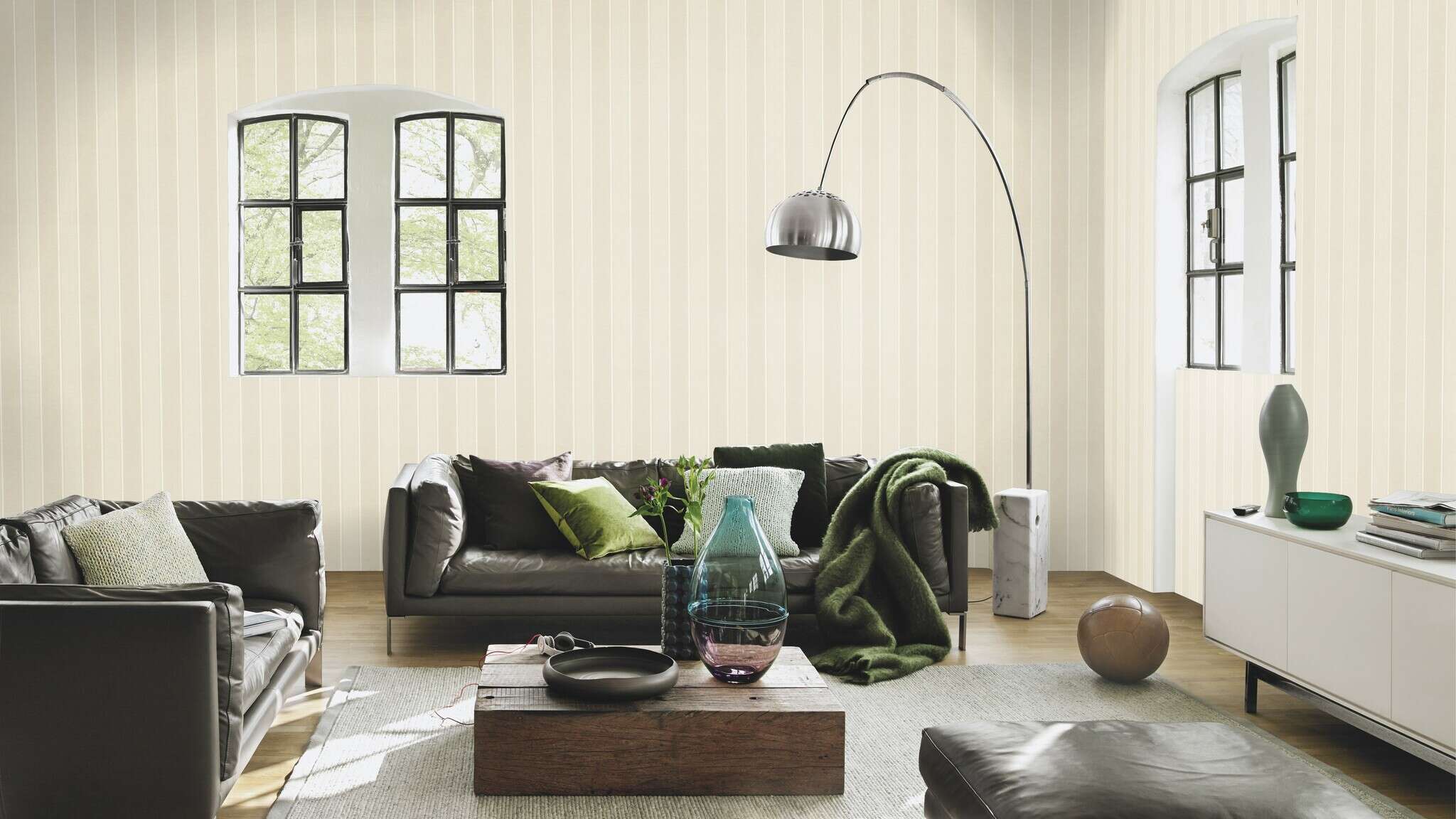10-463910 Raumsituationen 6 Room with Subtle striped wallpaper with alternating wide and narrow lines in natural beige tones – classic, elegant and versatile.