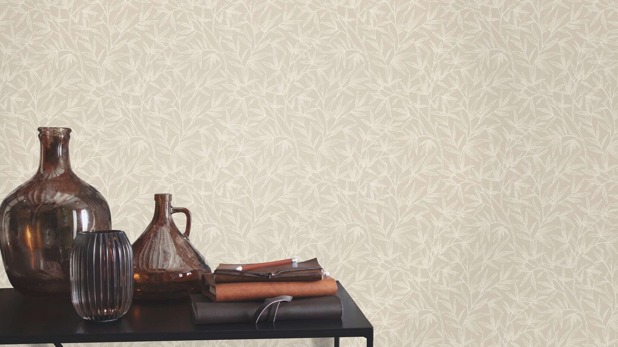 10-554847 Raumsituationen 1 Non-woven wallpaper in beige-greige Liverna 554847