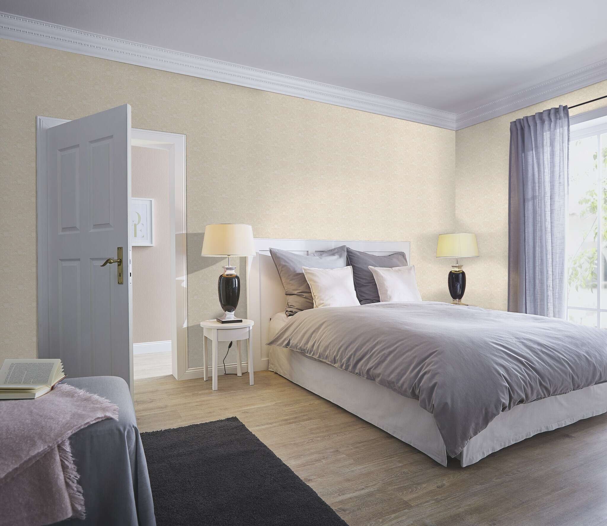 10-147919 Raumsituationen 2 Raum mit Ornamente auf glänzender Dupionseide in Beige & Creme