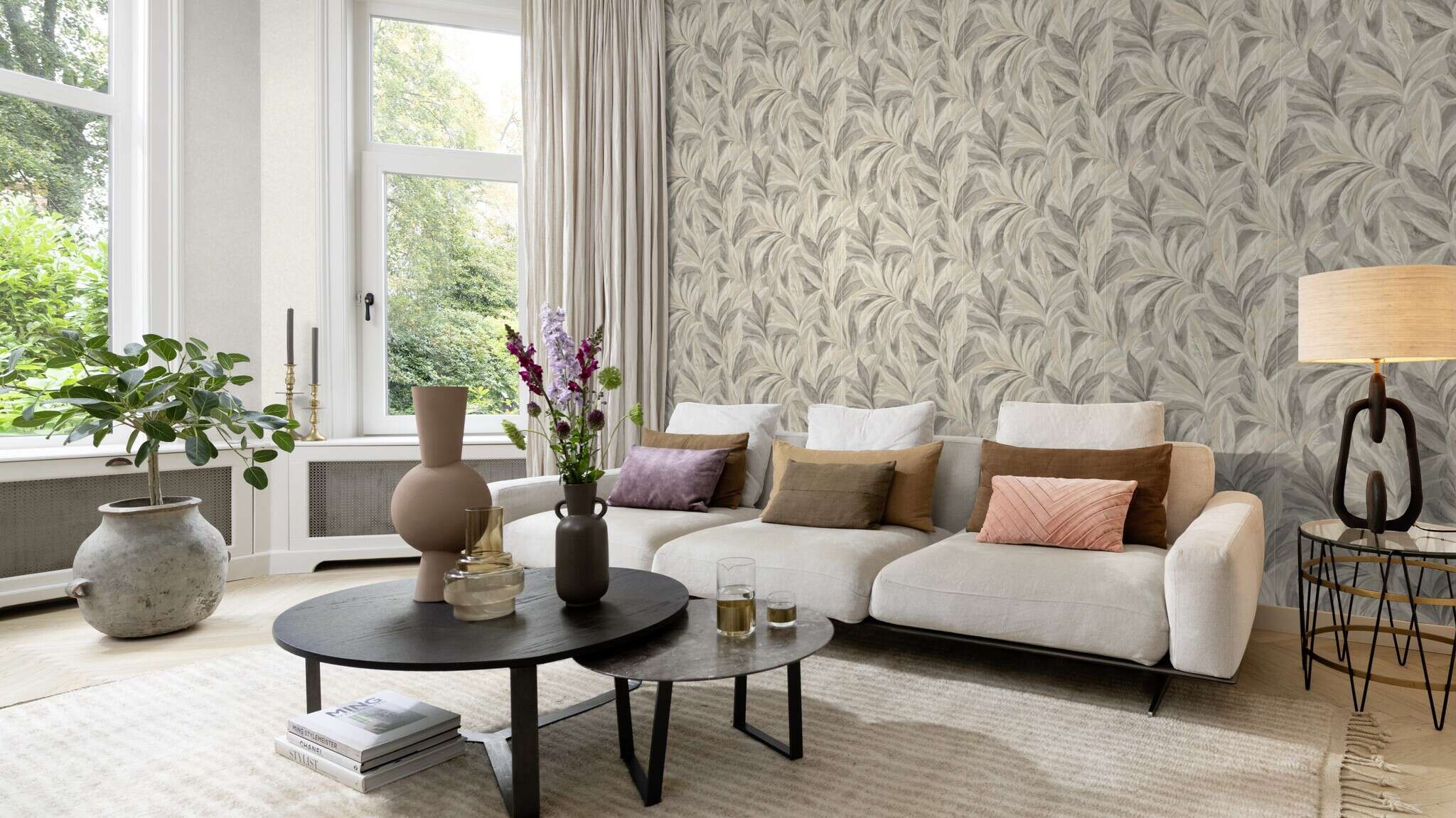 10-547481 Raumsituationen 2 Room with Wallpaper with stylised leaves and a fabric look