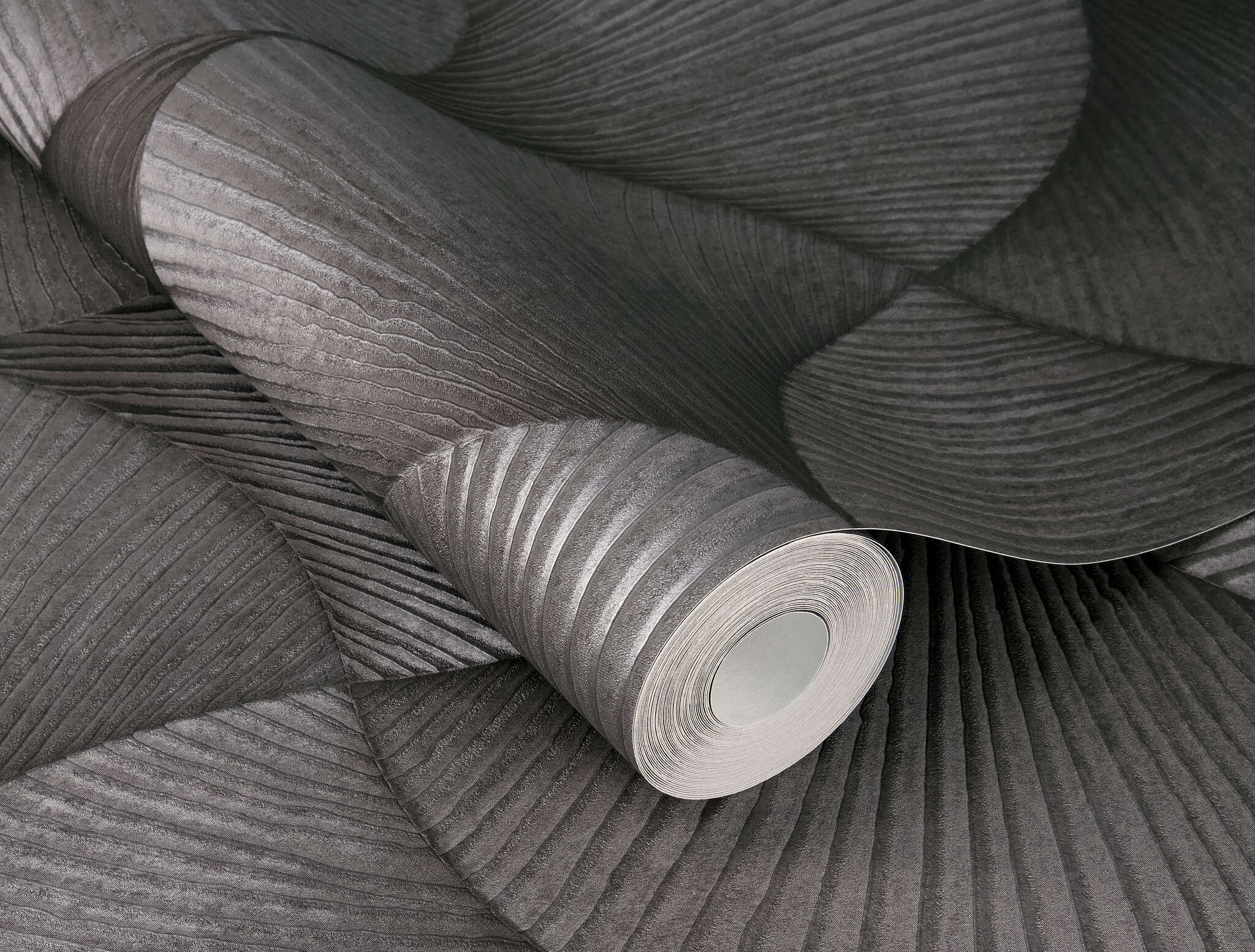 10-608250 Detailaufnahmen 1 Detailed image of Graphic wallpaper with shells and grooved texture