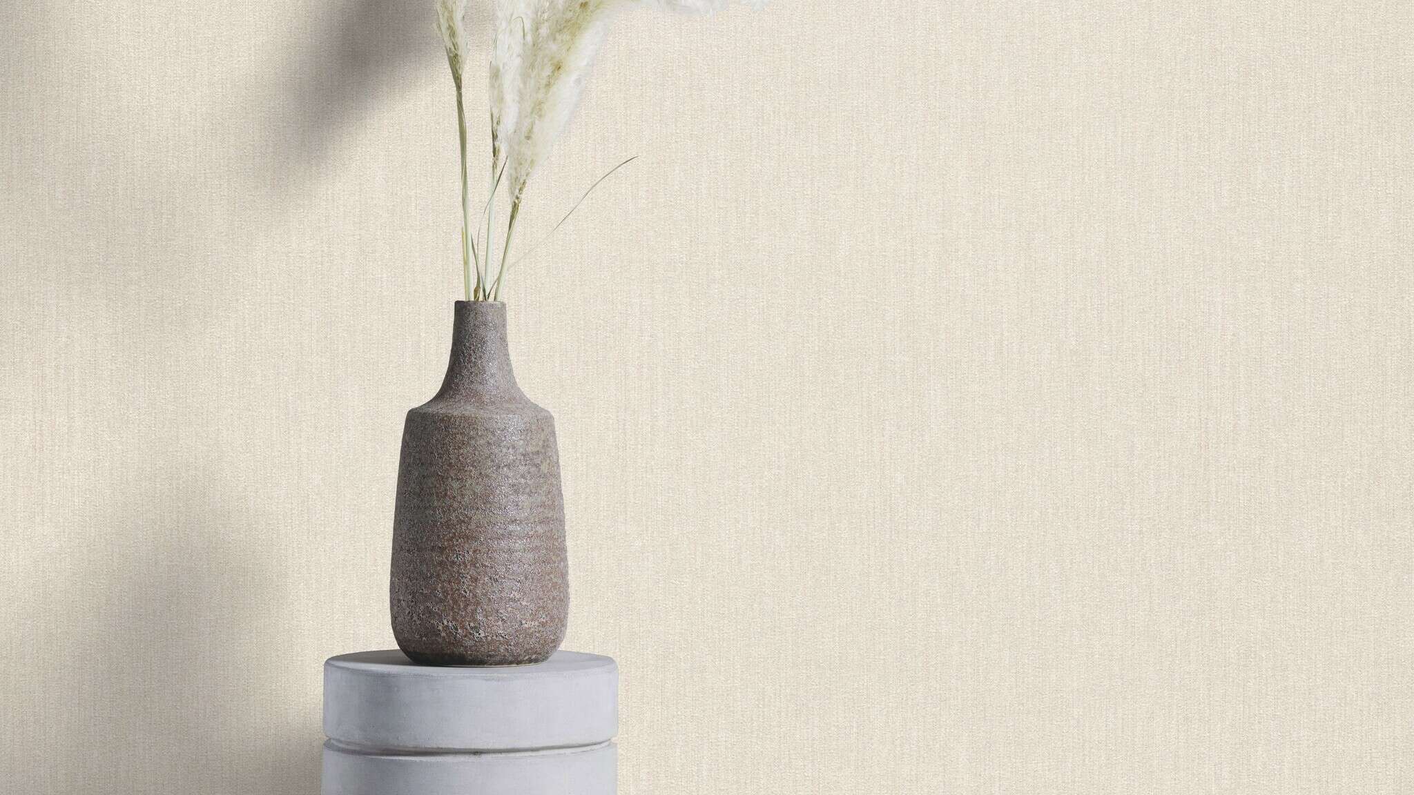 10-200676 Raumsituationen 3 Une chambre avec Papier peint simple avec une texture tissée dans un ton beige chaud pour une décoration murale subtile