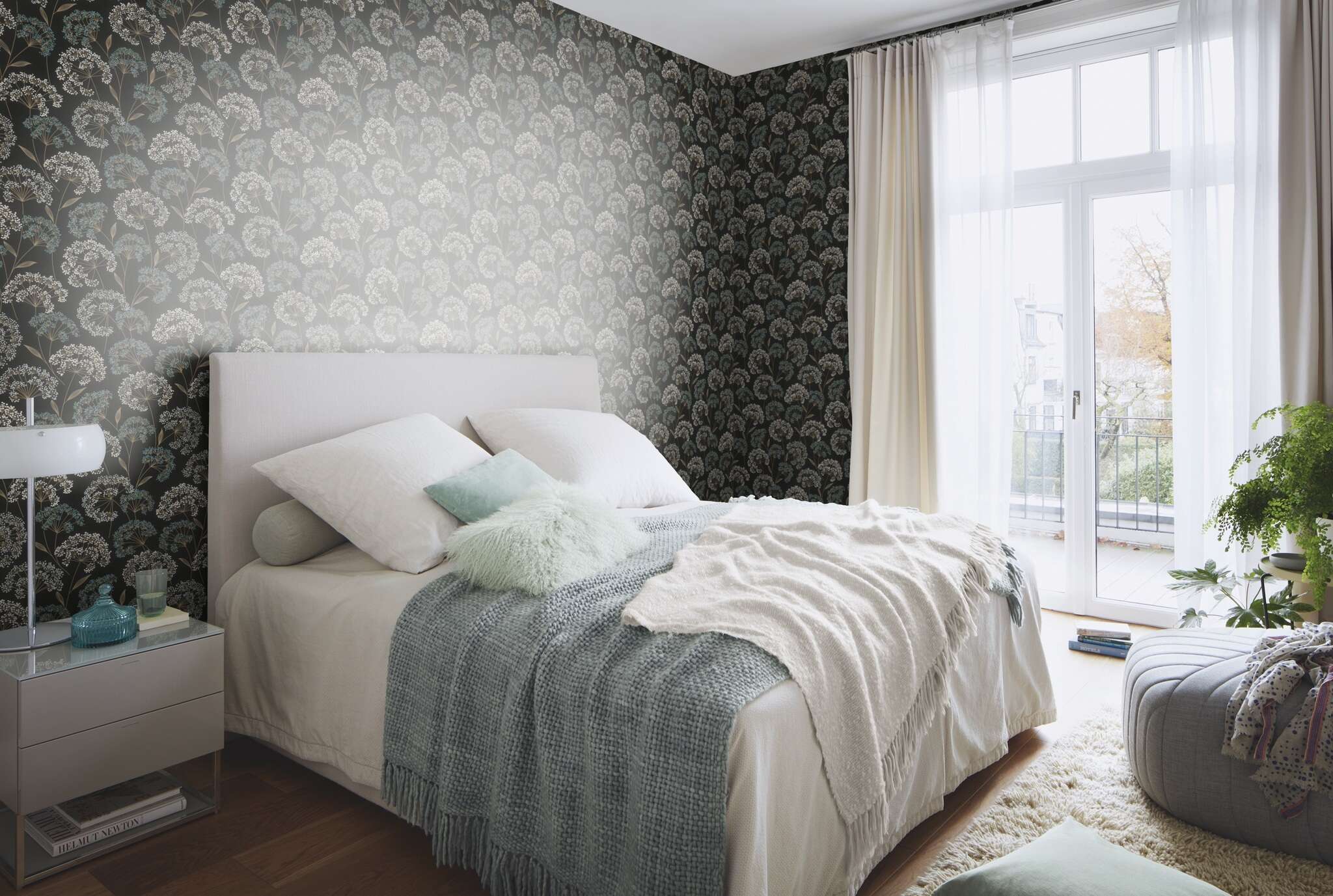 10-793321 Raumsituationen 2 Room with Botanical wallpaper with flowers and plants