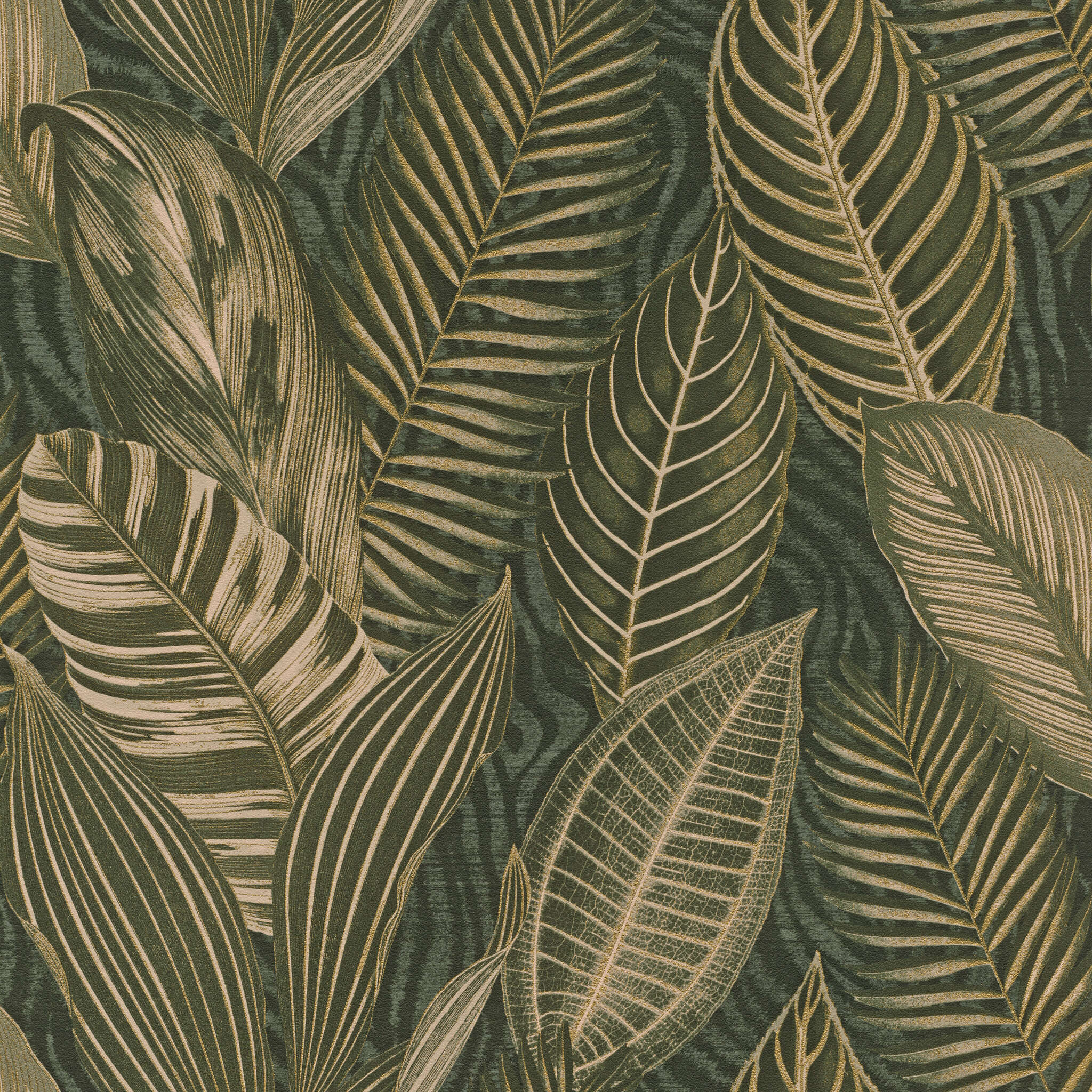 10-751826 Artikelscan 1 A wide variety of oversized leaves in dark green tones with highlights in shiny gold