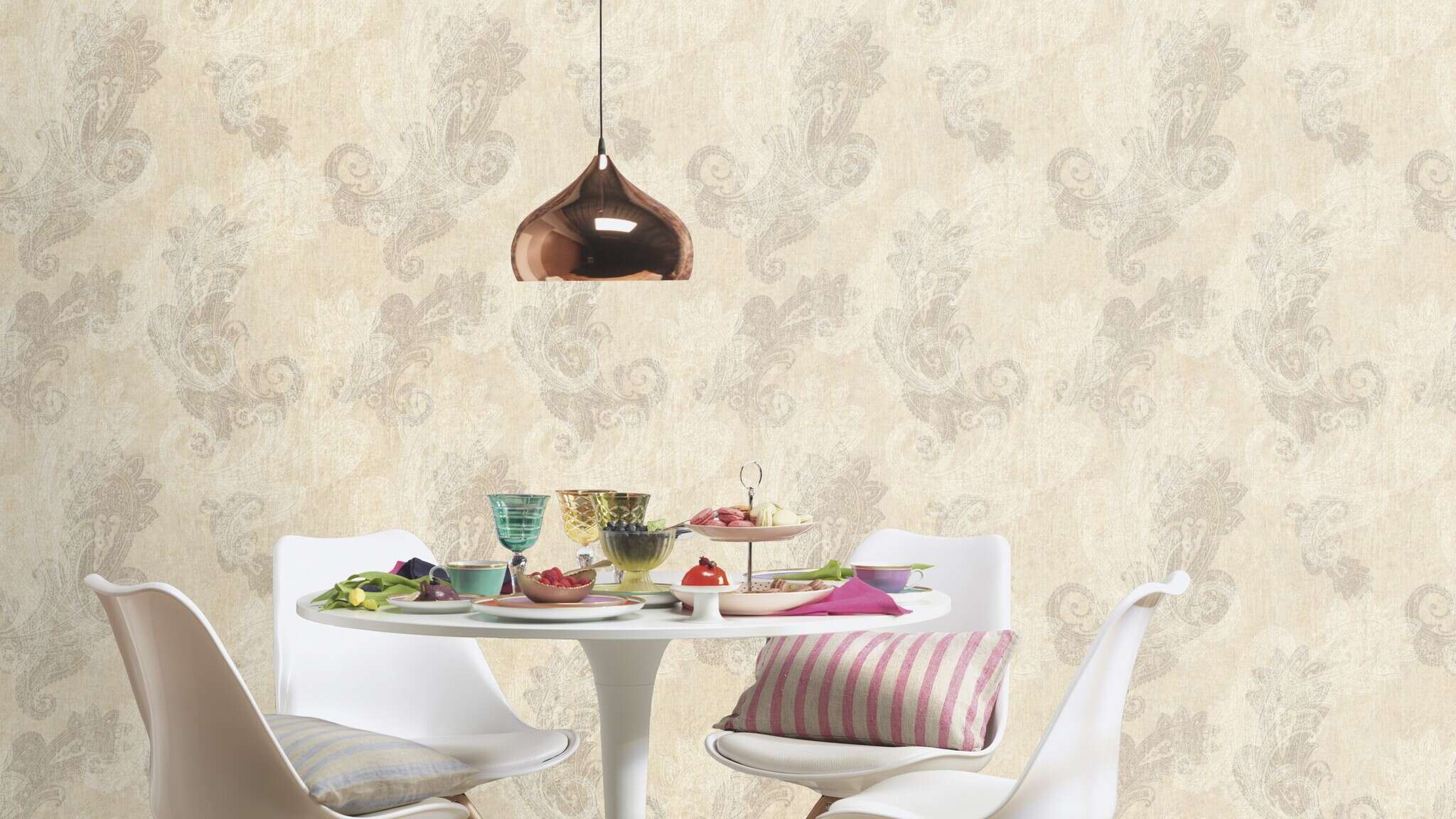 10-746433 Raumsituationen 1 Room with Oriental wallpaper with paisley-style ornaments