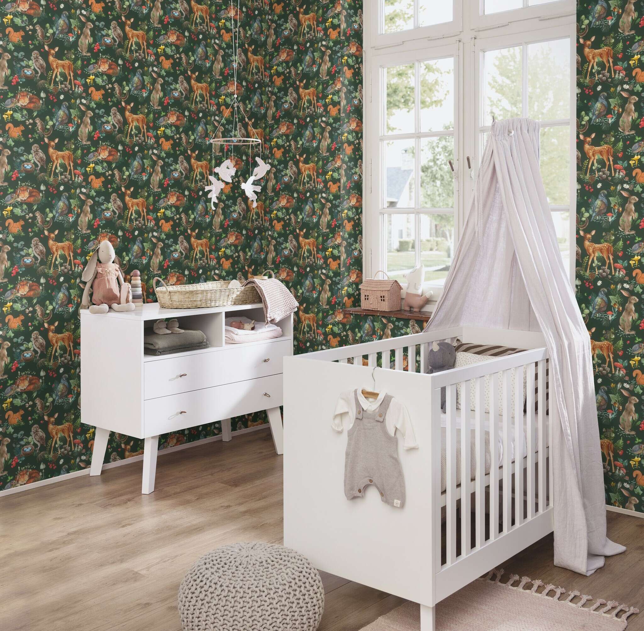 10-300338 Raumsituationen 3 Room with Dark wallpaper with detailed forest creatures in bold colours – ideal for accent walls in children's rooms