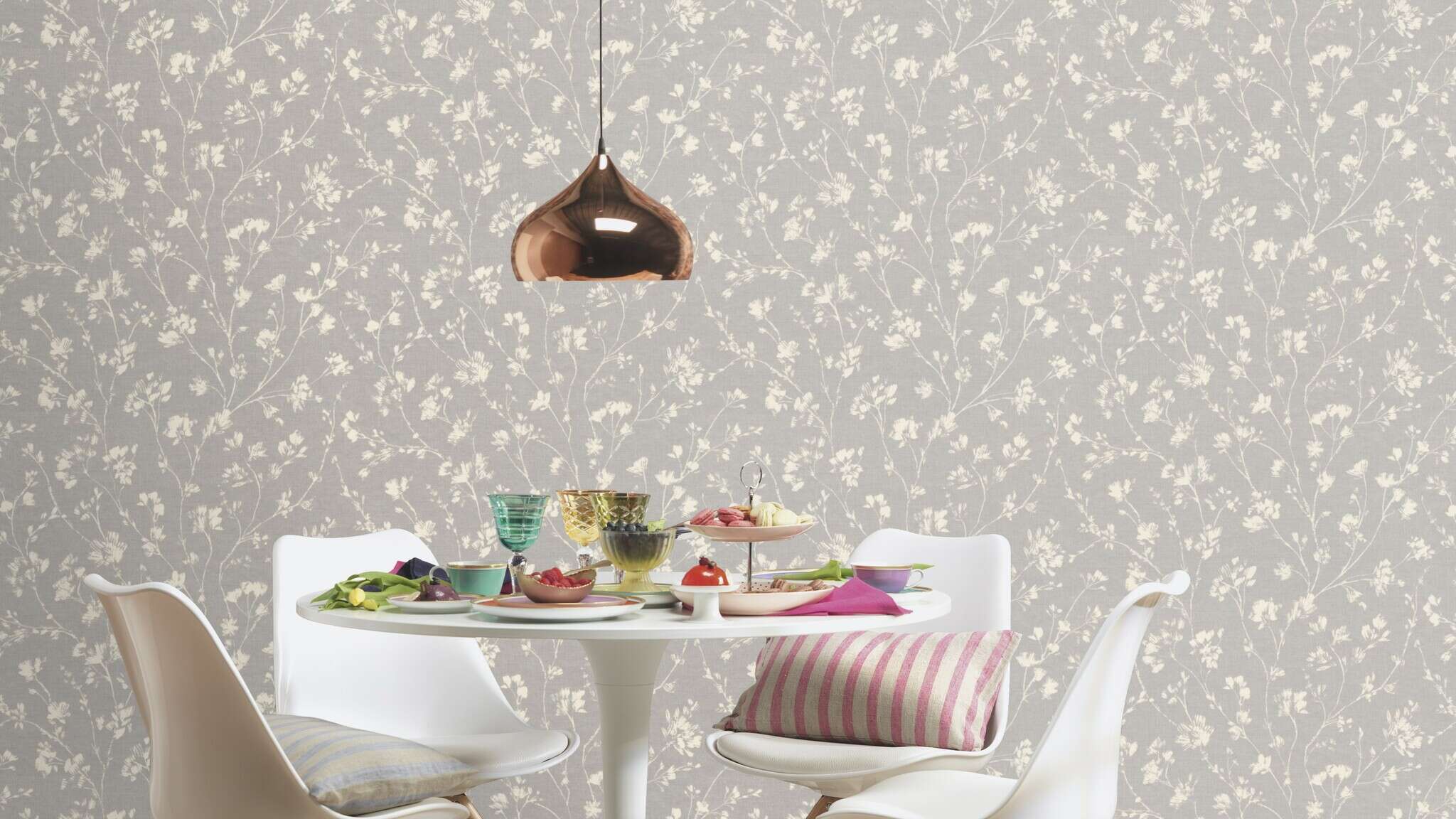 10-463828 Raumsituationen 5 Room with Delicate white flower tendrils on a medium grey background – an elegant, subtle wallpaper for modern living spaces.