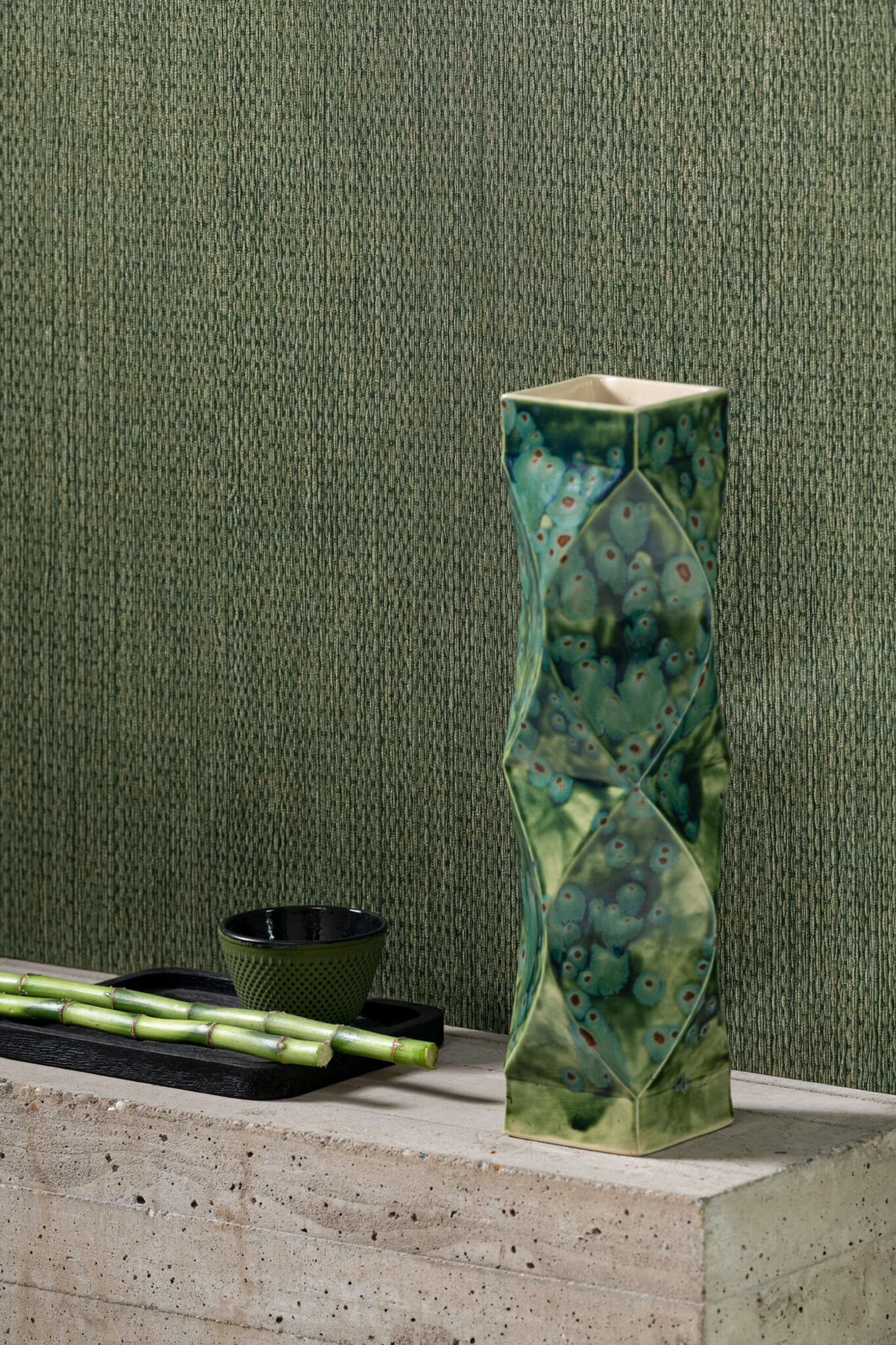 10-435573 Raumbilder 3 Non-woven wallpaper with a natural fibre look in green - Noble Zen Golden Wabi 435573