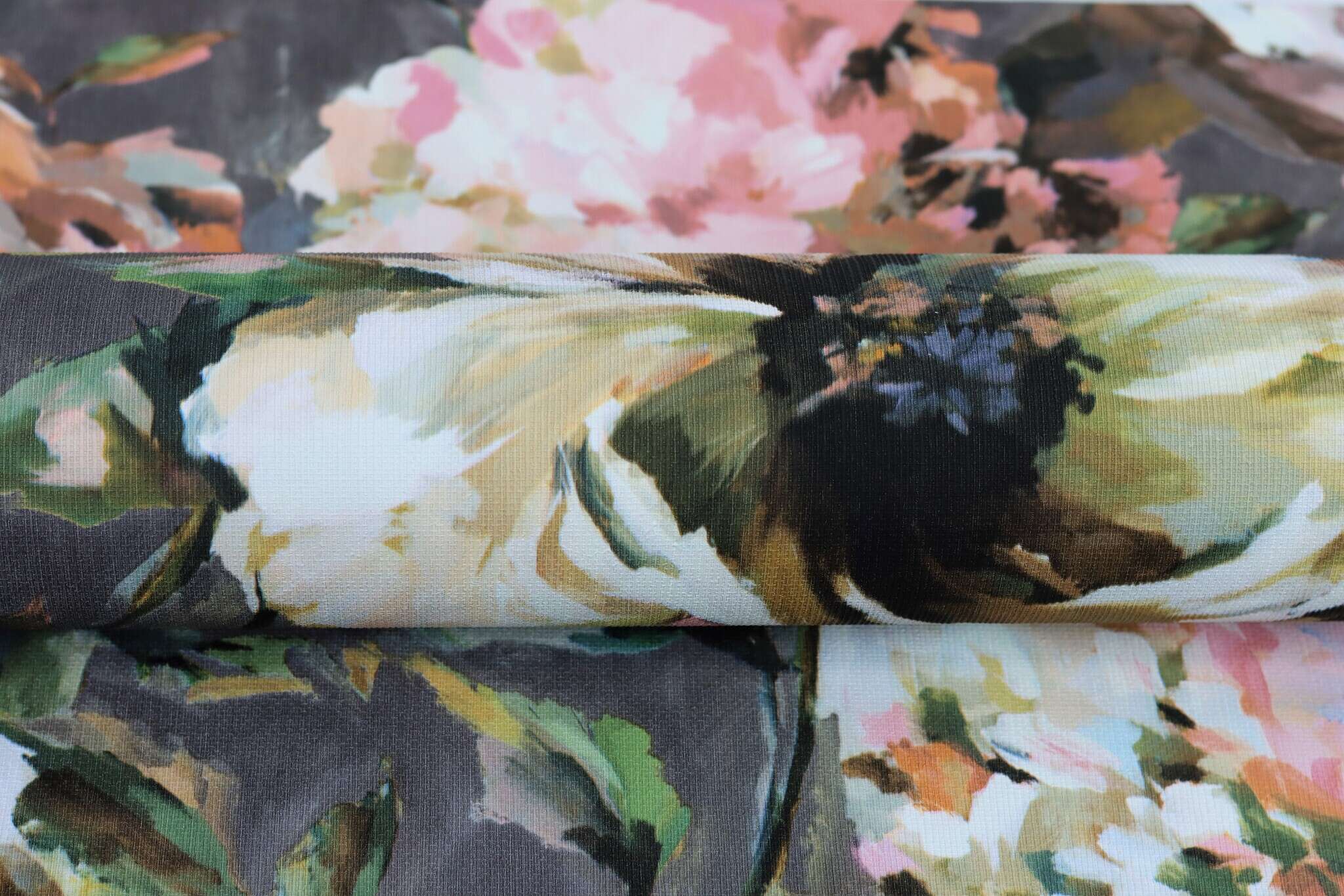 10-485172 Detailaufnahmen 3 Detailed image of Wallpaper with peonies looks like an oil painting
