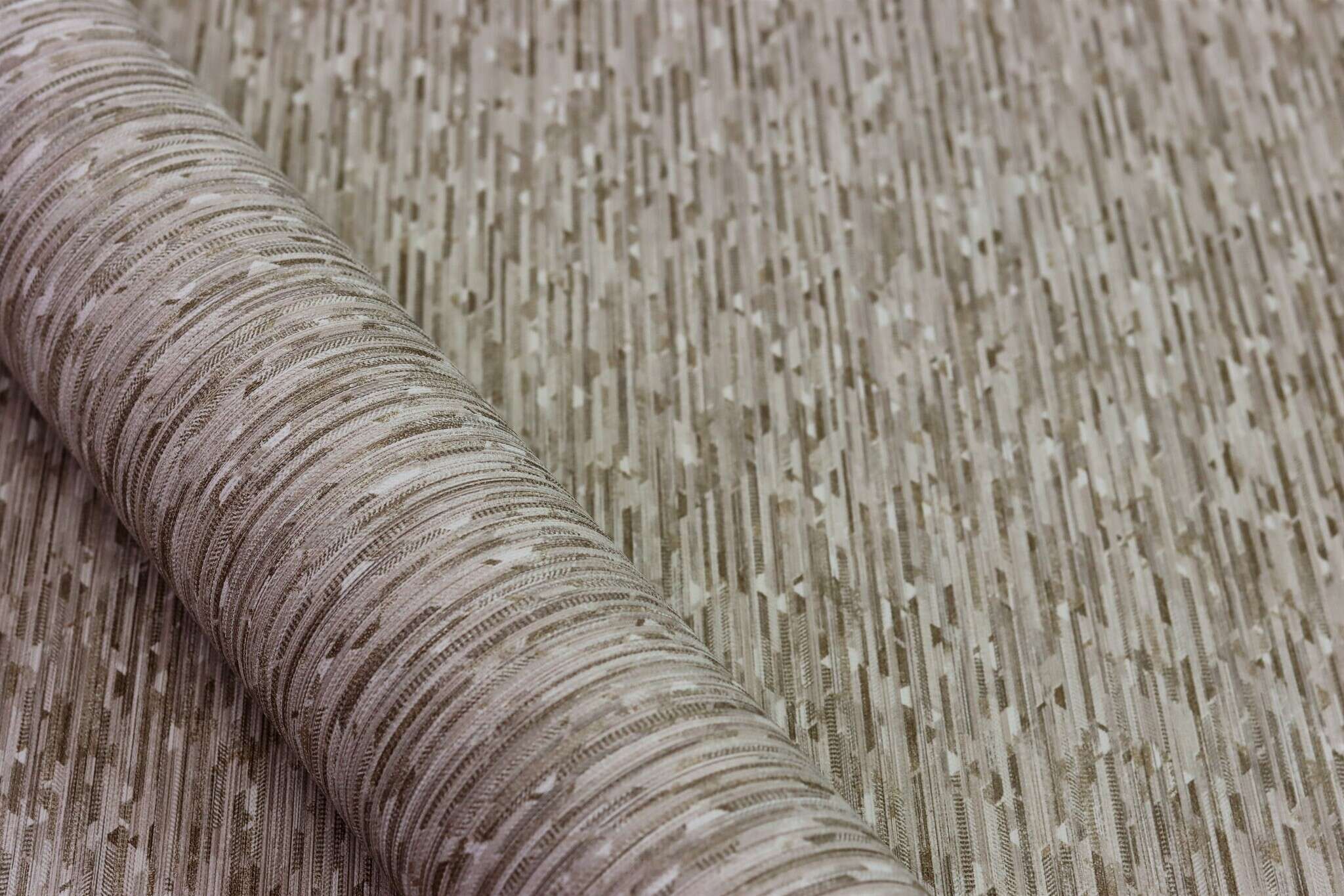 10-844238 Detailaufnahmen 3 Detailed image of Wallpaper with graphic triangles and fine vertical texture