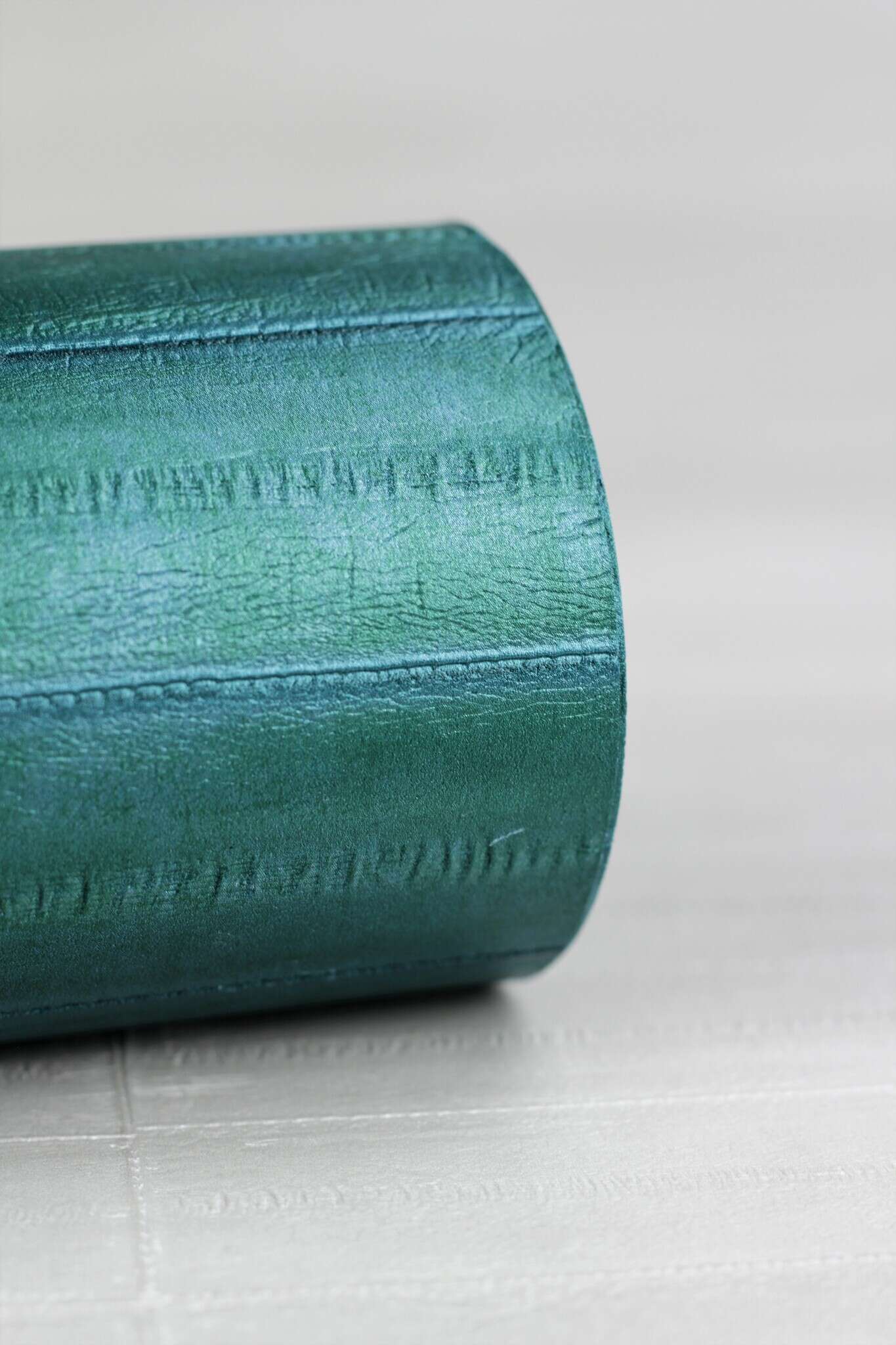 10-418408 Detailaufnahmen 3 Leather-look non-woven wallpaper in green-petrol green Selection 418408