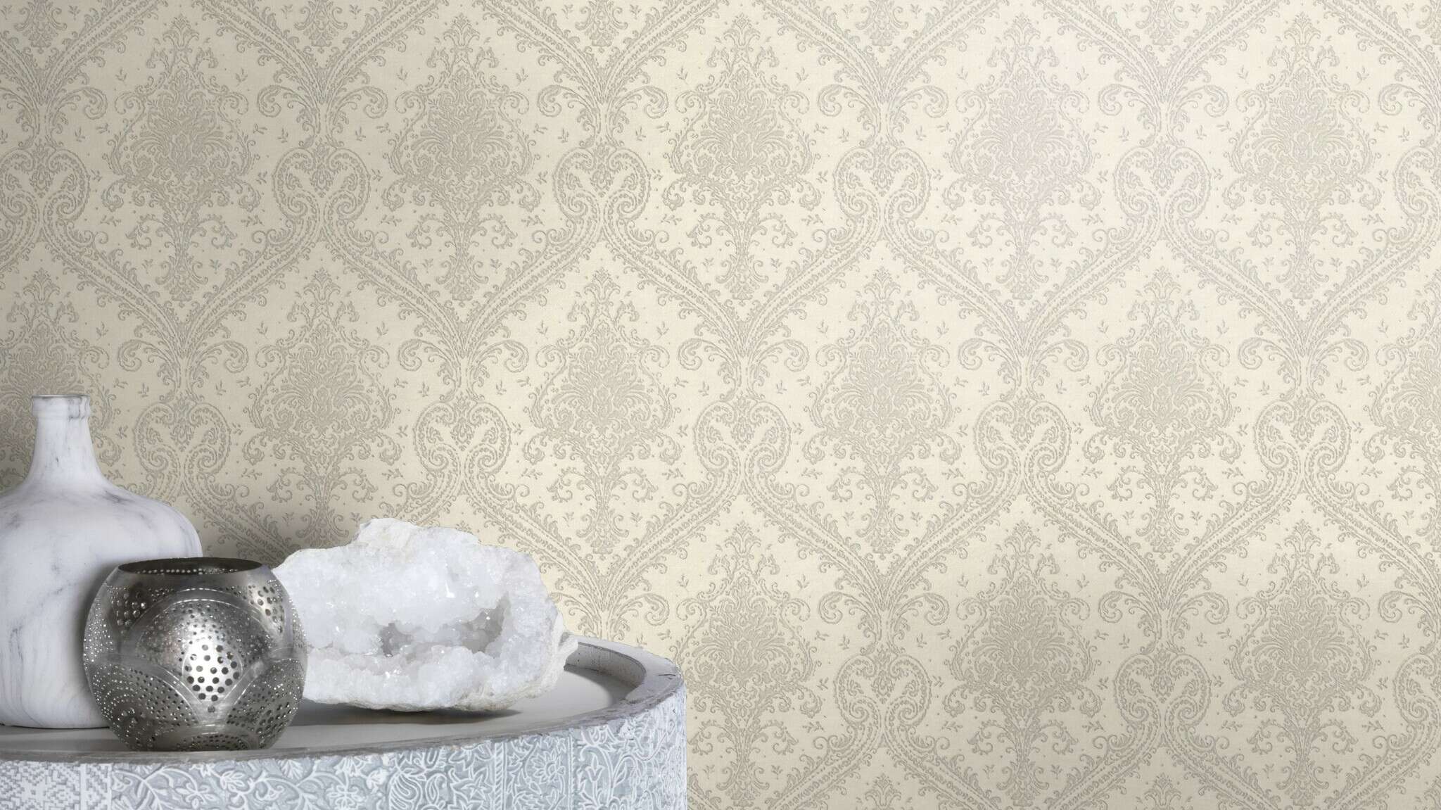 10-420517 Raumsituationen 2 Raum mit Edle Vliestapete mit barockem Ornamentmuster in Beige auf hellem Grund.