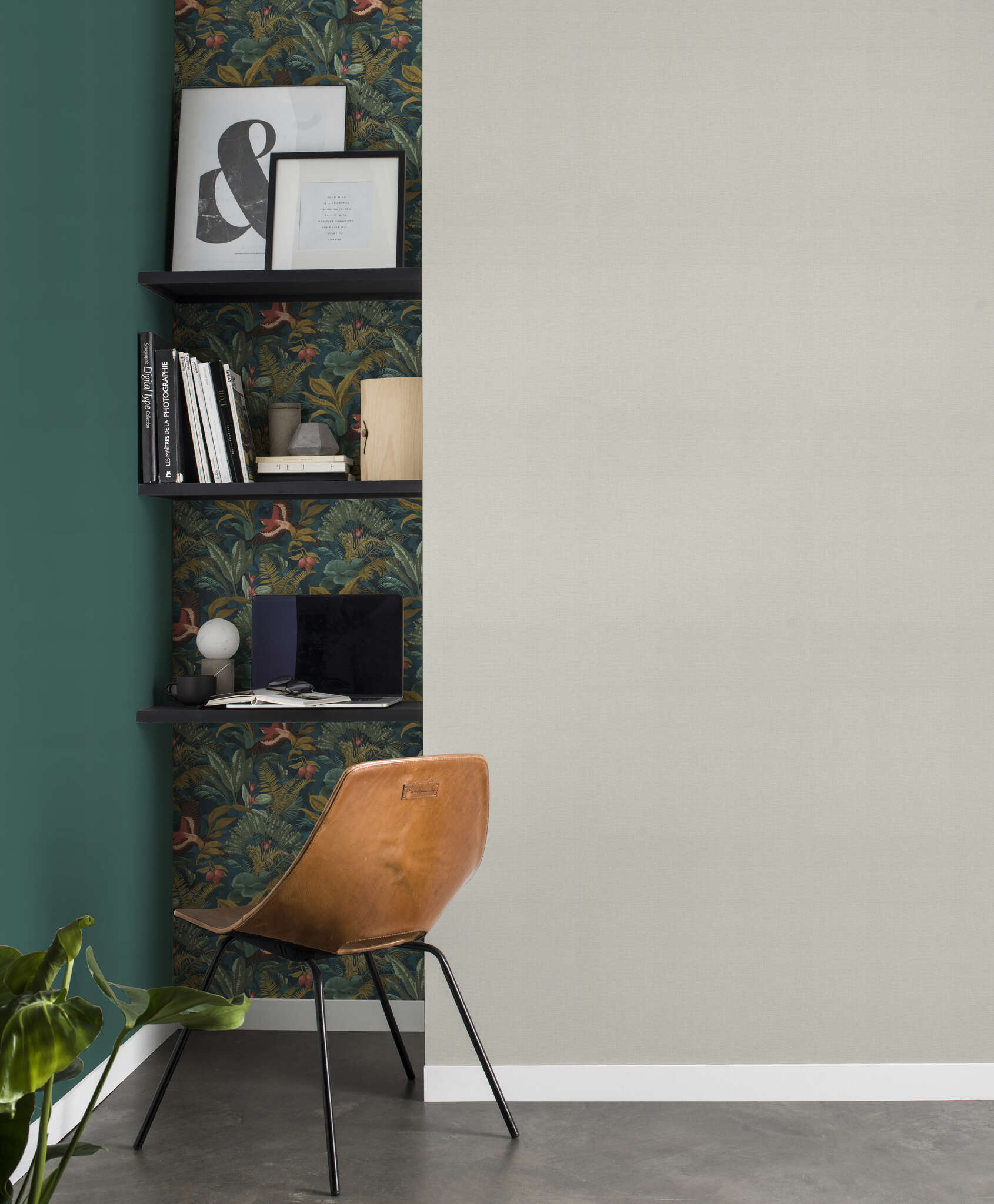 10-639216 Raumsituationen 1 Room with Exotic wallpaper with tropical plants and parrots