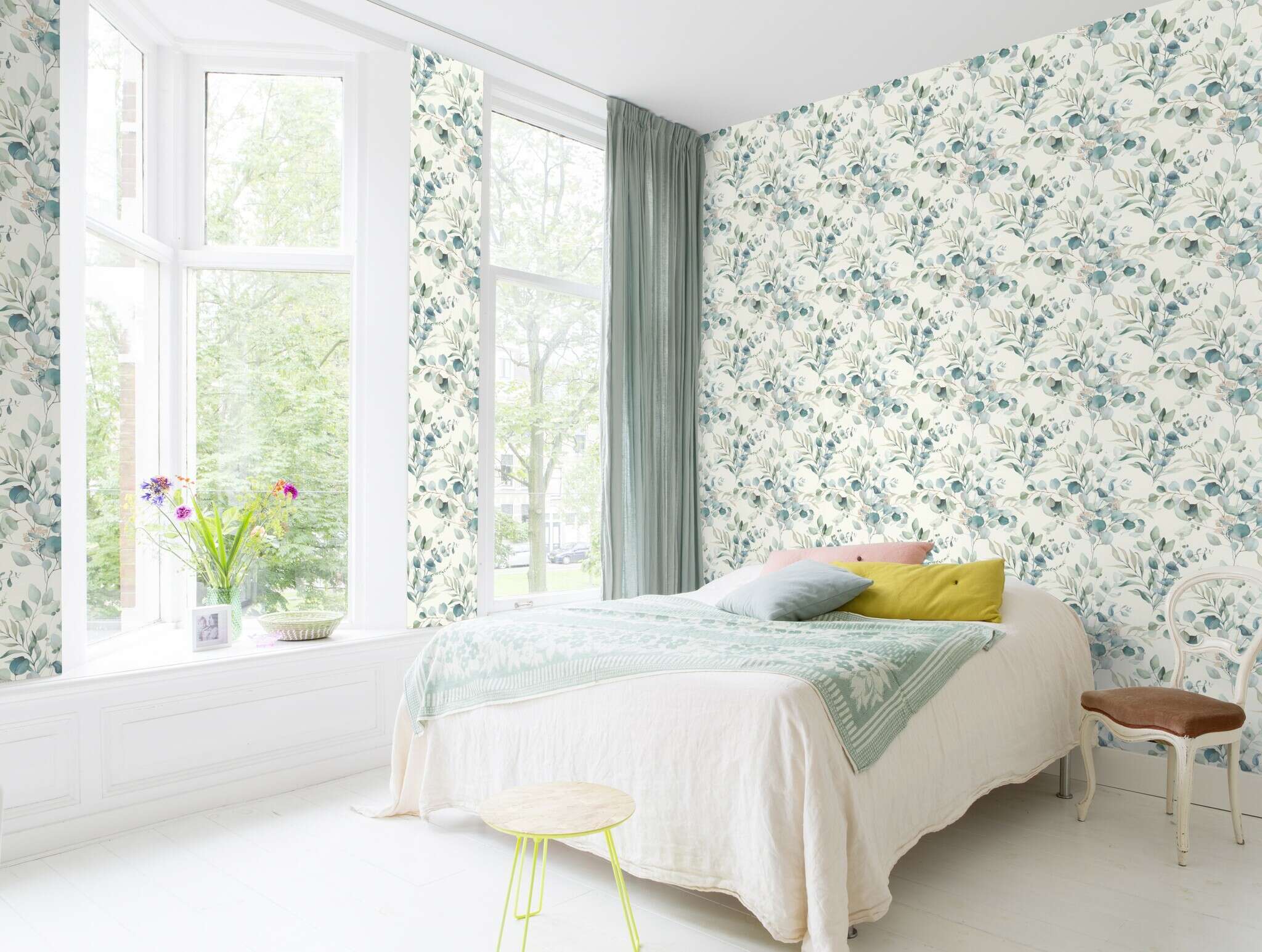 10-300215 Raumsituationen 4 Room with Watercolour-style leaf wallpaper with finely drawn eucalyptus and fern leaves in muted green and blue tones