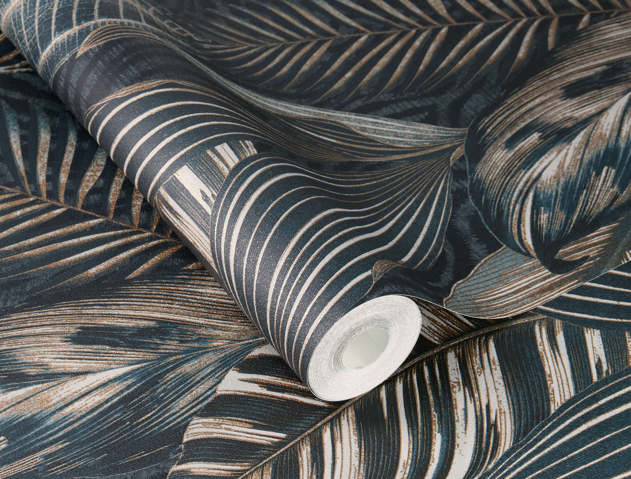 10-751840 Detailaufnahmen 1 Image détaillée de Une grande variété de feuilles surdimensionnées dans des tons bleus avec des reflets dorés brillants