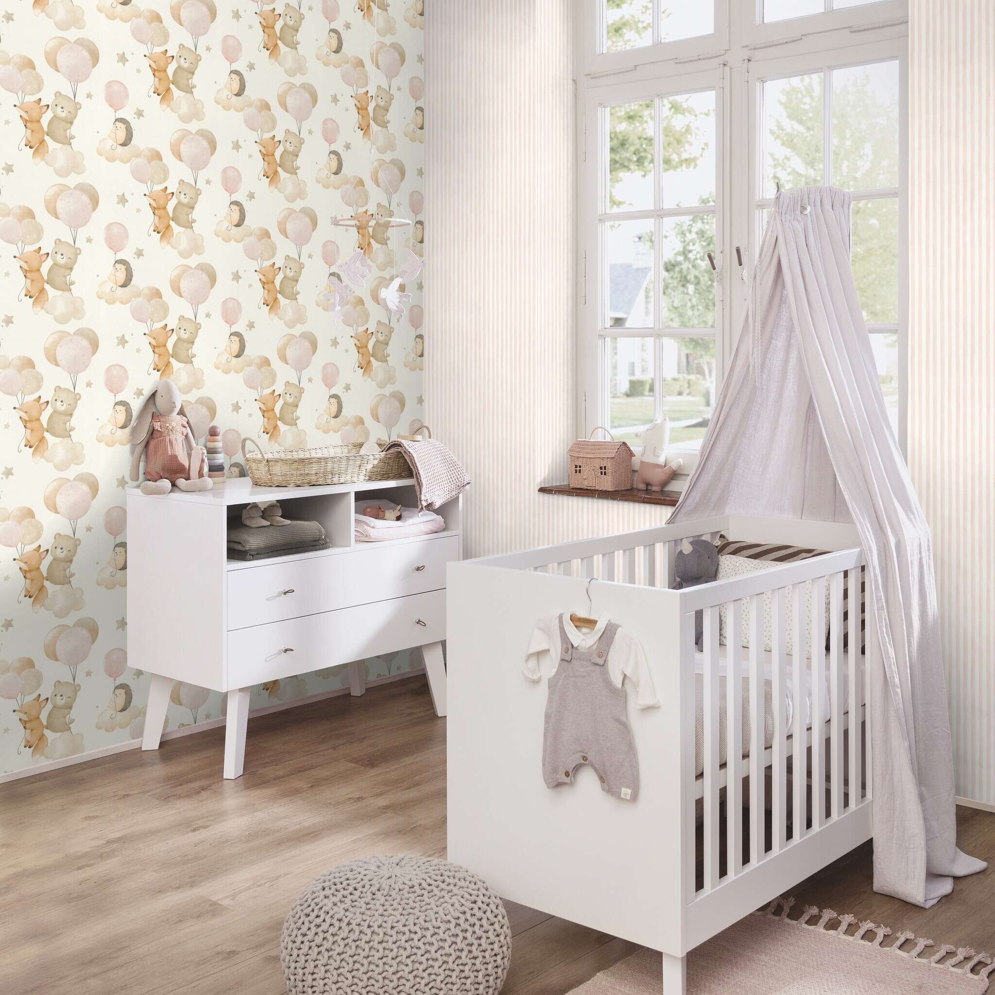10-252750 Raumsituationen 5 Une chambre avec Papier peint à rayures douces roses et blanches pour des accents muraux ludiques