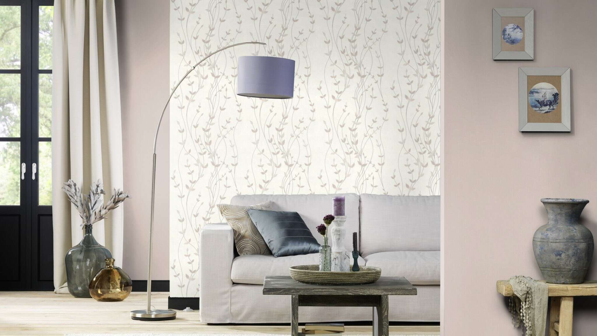 10-416022 Raumsituationen 2 Room with Non-woven wallpaper with a fine, curved tendril pattern in beige on a light background.